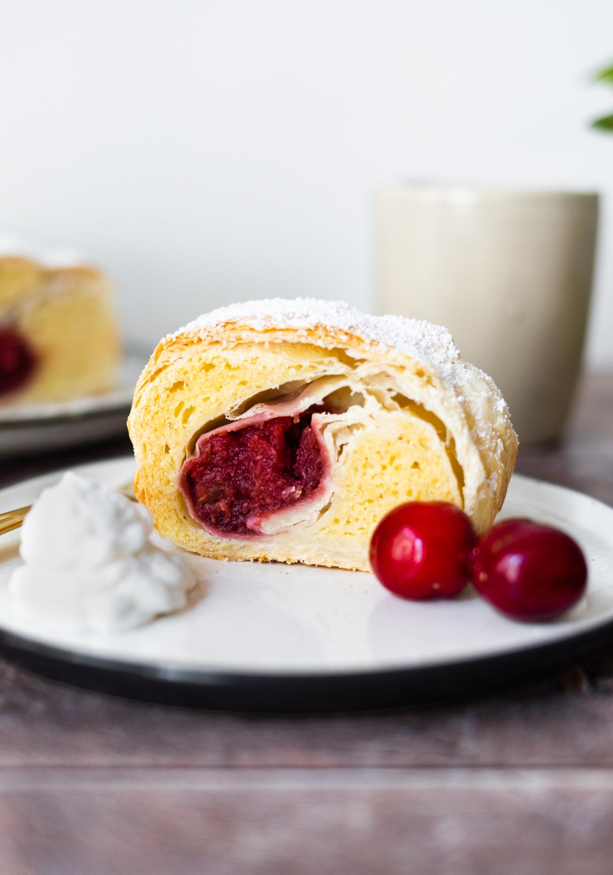 Veganer Topfenstrudel mit Kirschen