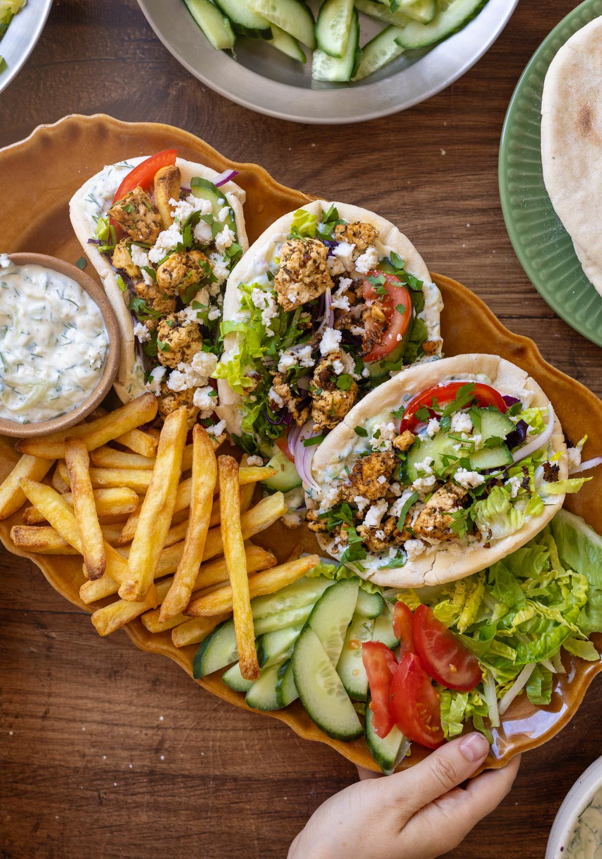 Tofu-Gyros Pita mit selbstgemachtem veganen Tzatziki