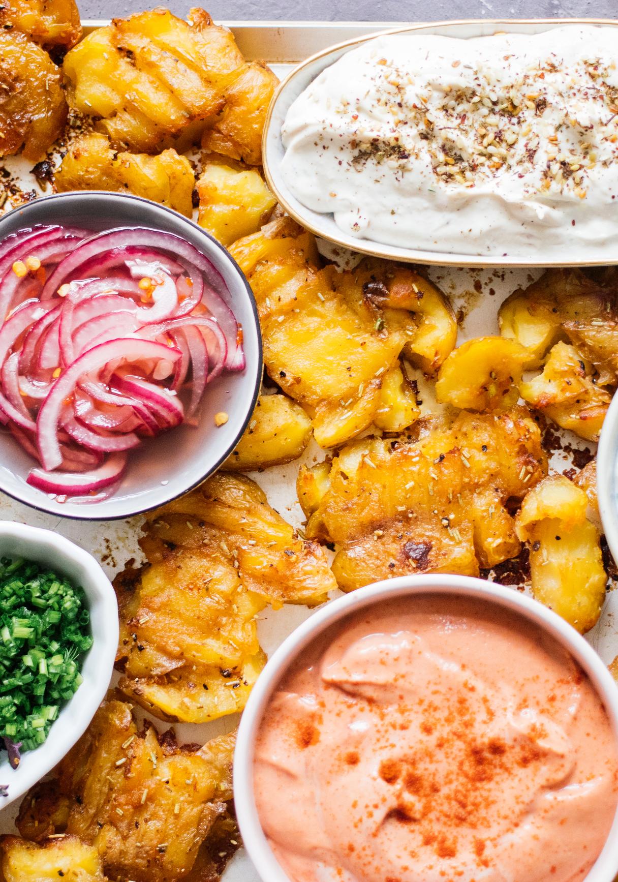 Knusprige Ofenkartoffeln mit drei veganen Dips