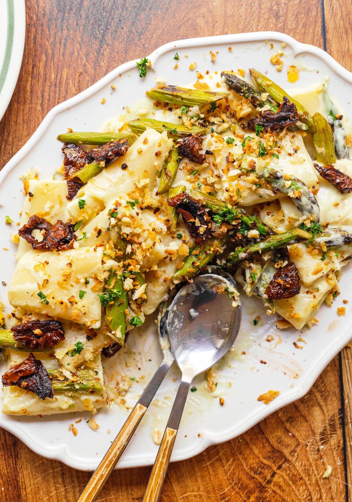 Vegane Pasta Hollandaise mit Spargel und „Speck“