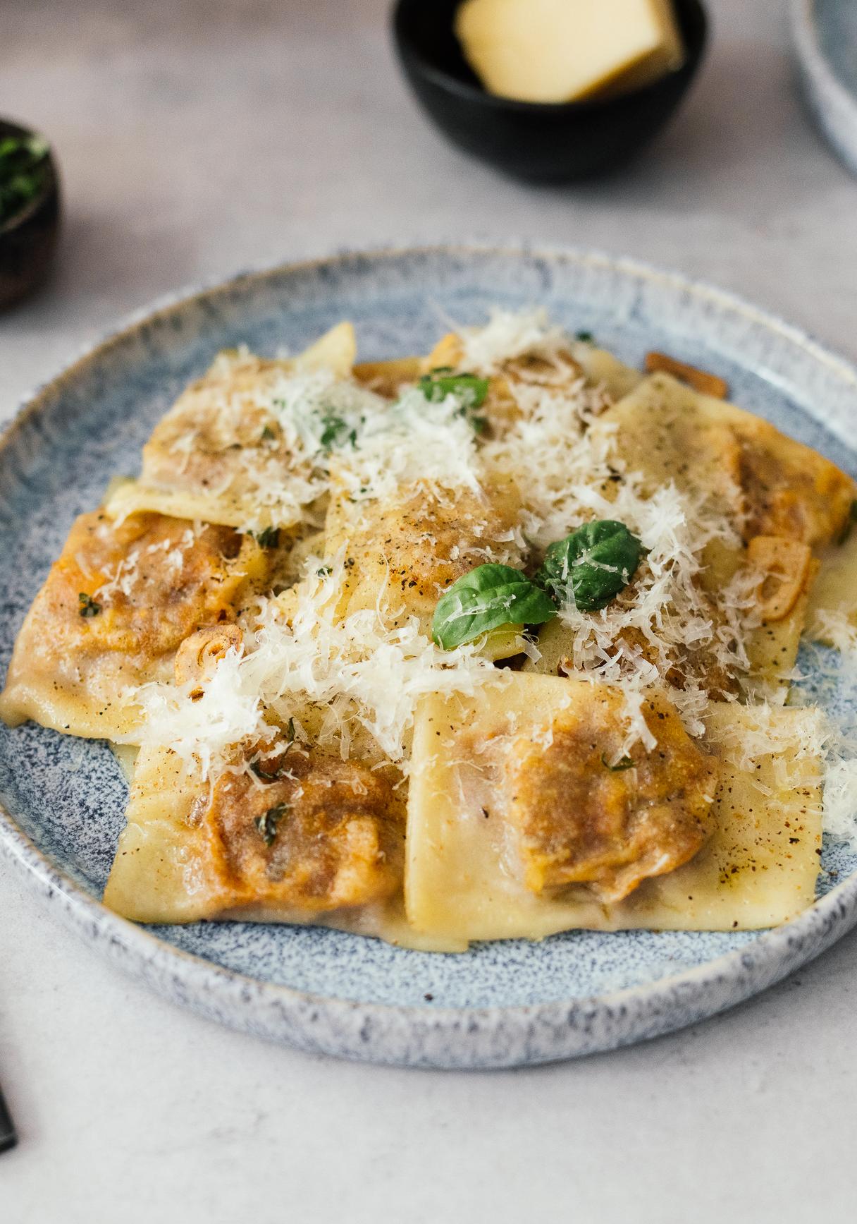 Ravioli mit veganer Bolognese-Füllung