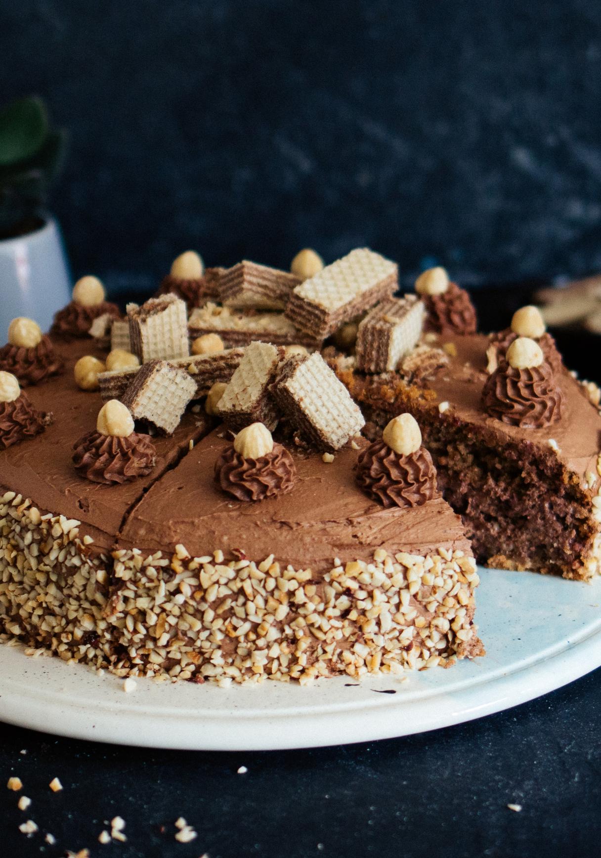 Vegane Vollkorn-Haselnuss-Torte mit Nougatcreme