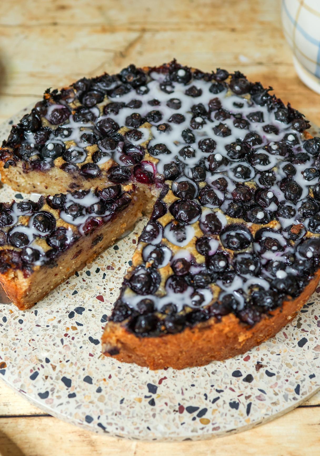 Veganer Grießkuchen mit Blaubeeren