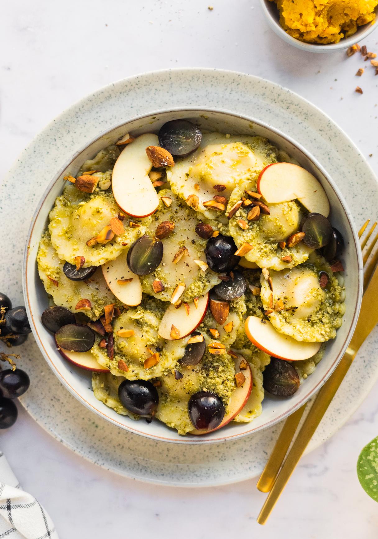Veganer Kürbis-Ravioli-Salat mit Trauben und Äpfeln