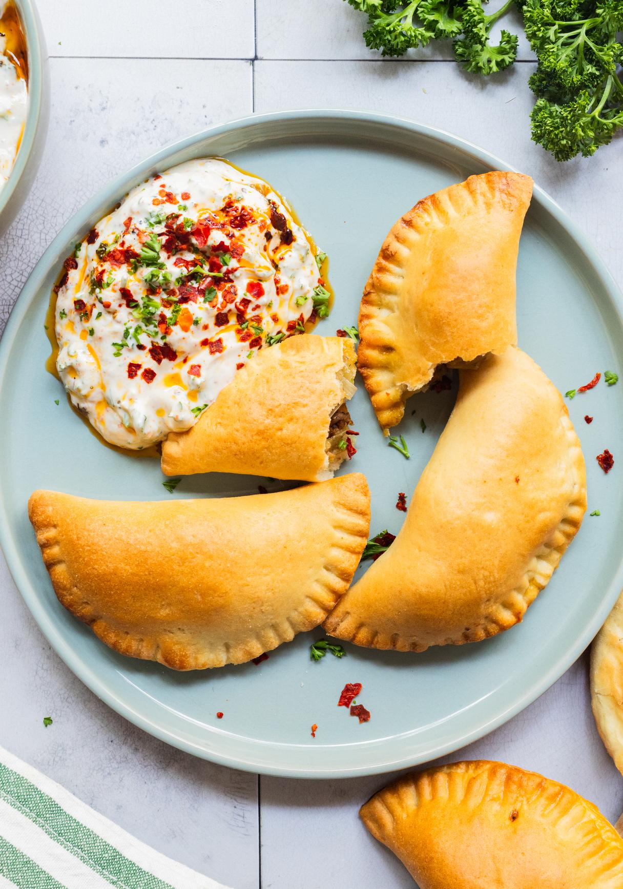 Gebackene Piroggen mit veganer Hackfüllung und Dip
