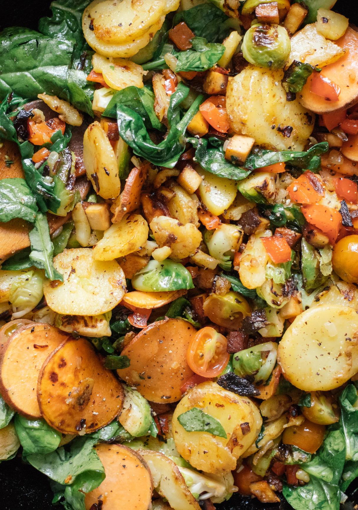 Vegane Bratkartoffel-Pfanne mit Gemüse