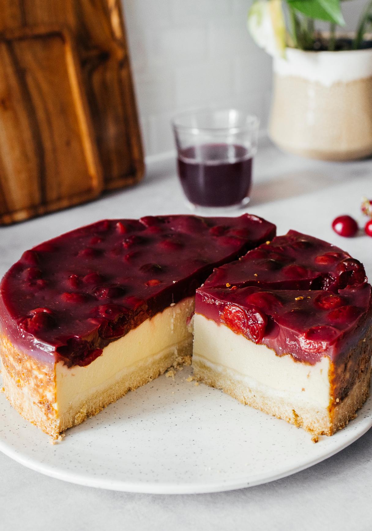 Veganer Käsekuchen mit Kirschen