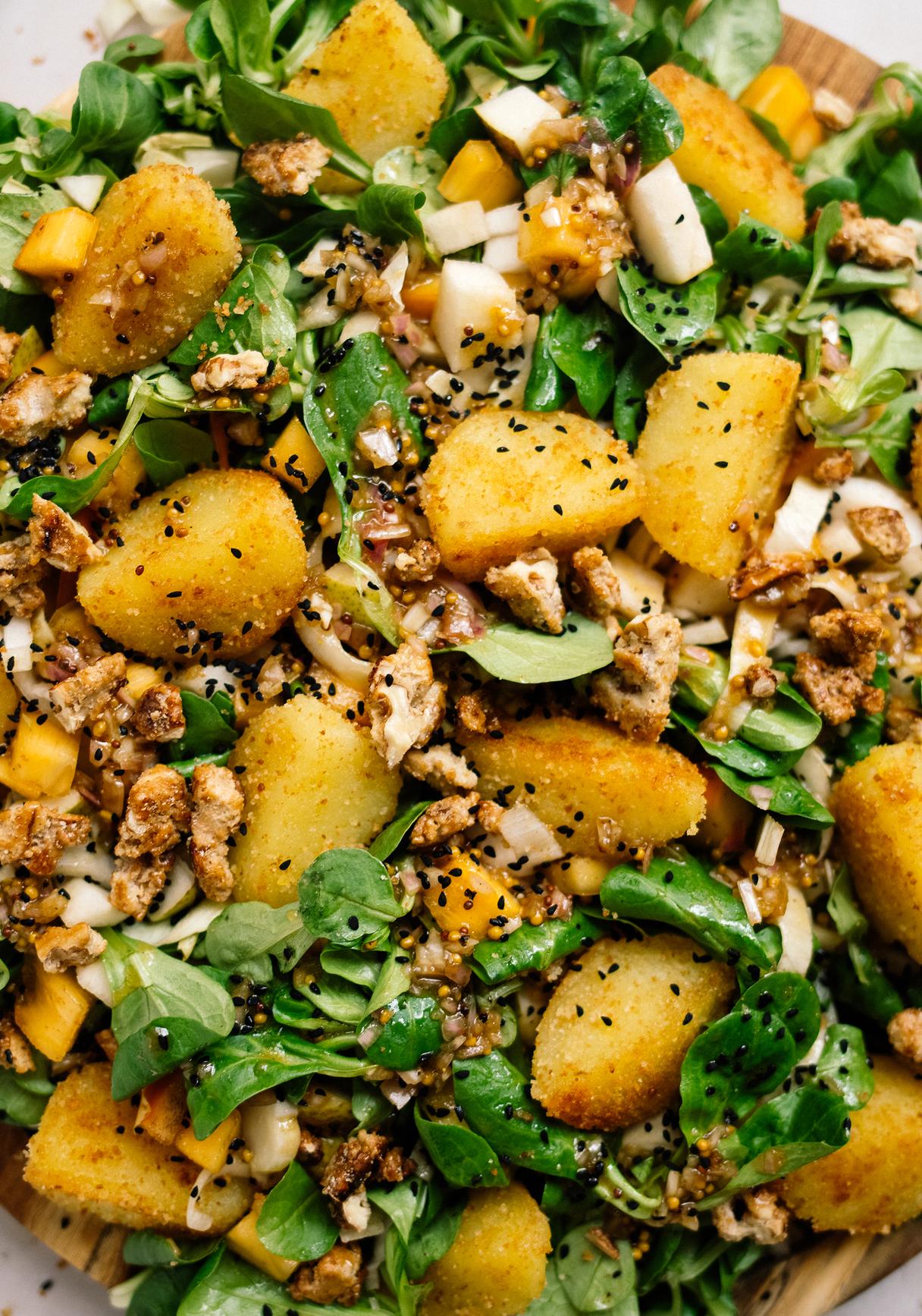Chicorée-Feldsalat mit Birne, Kaki und Knödel-Croûtons