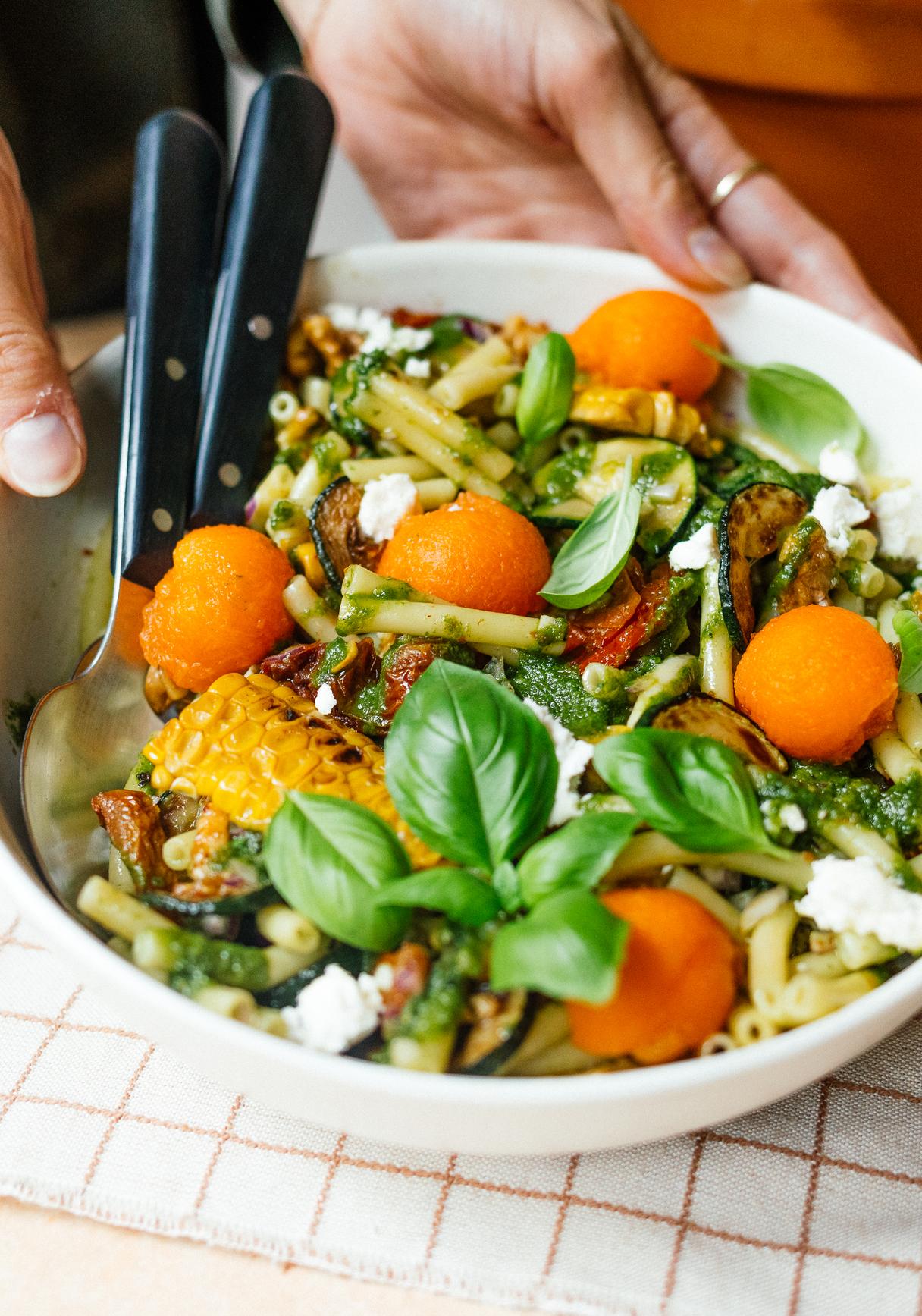 Schneller Nudelsalat mit Melone, Basilikum & gegrilltem Mais