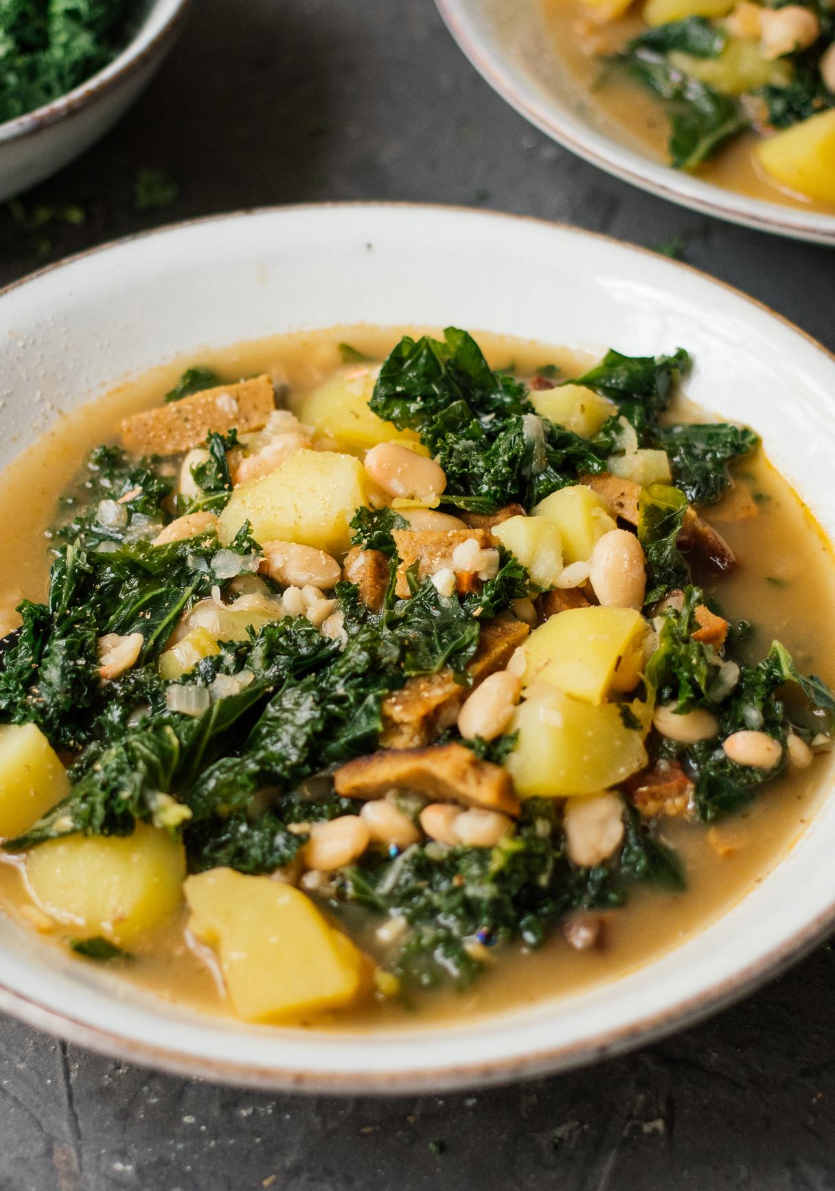 Veganer Grünkohleintopf mit Seitan und weißen Bohnen