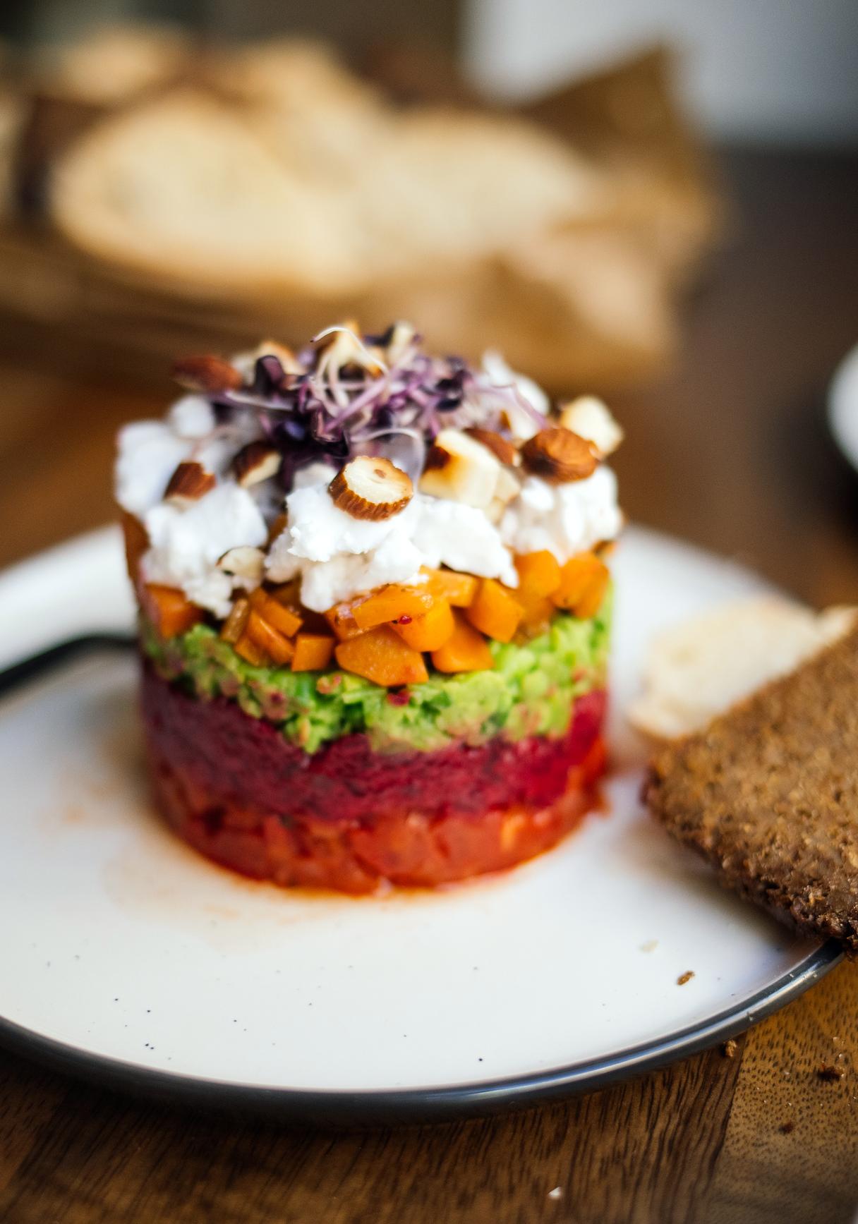 Veganes Tatar mit Rote Bete, Tomaten, Erbsen und Möhrenlachs