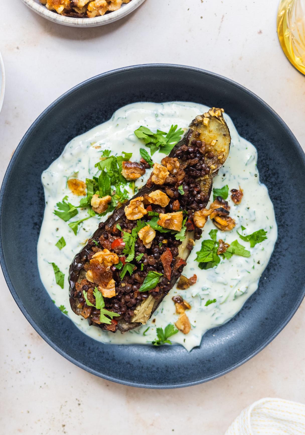 Gefüllte Aubergine mit veganem Linsen-Walnuss-Hack