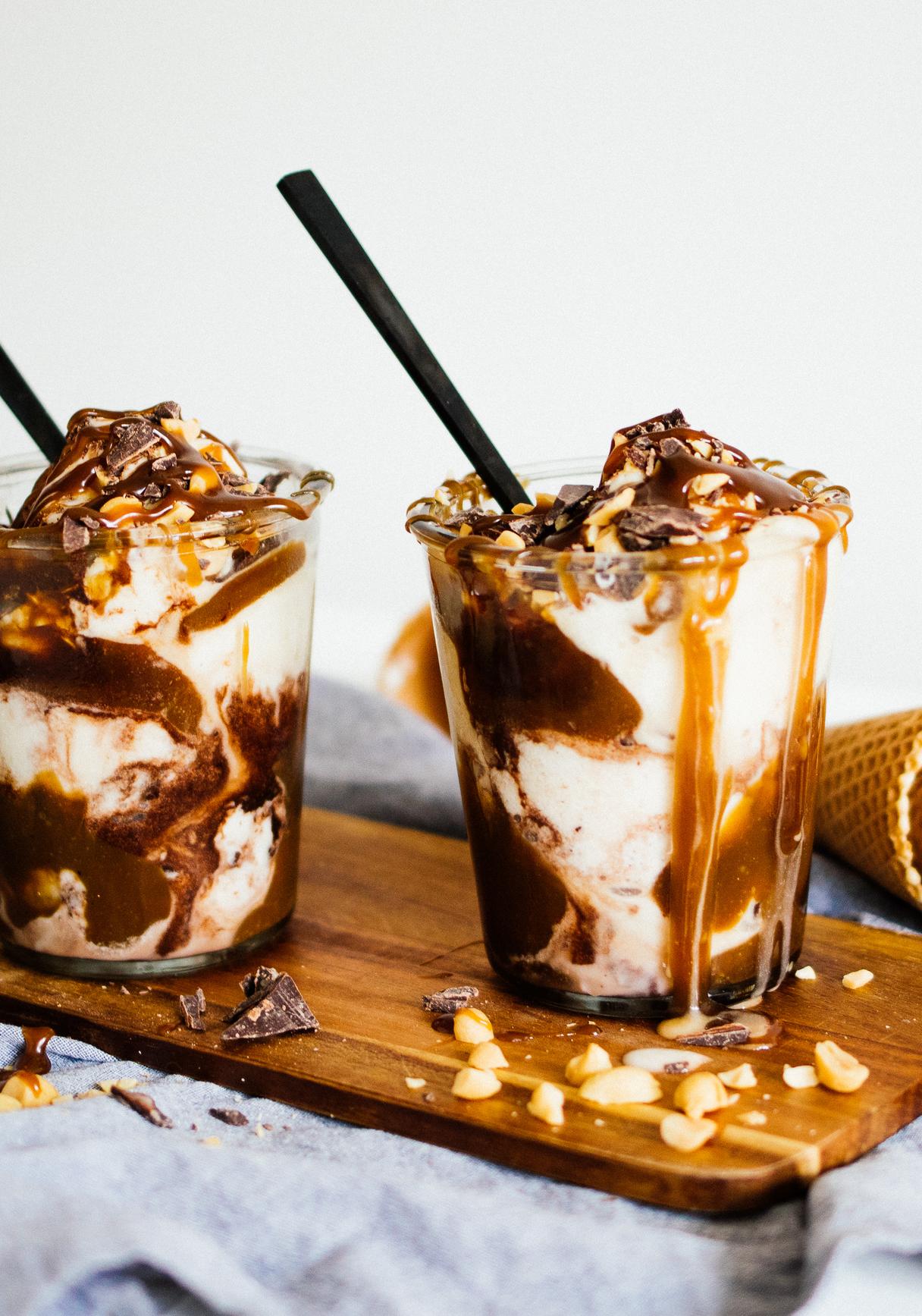 Veganer Salted Caramel Eisbecher