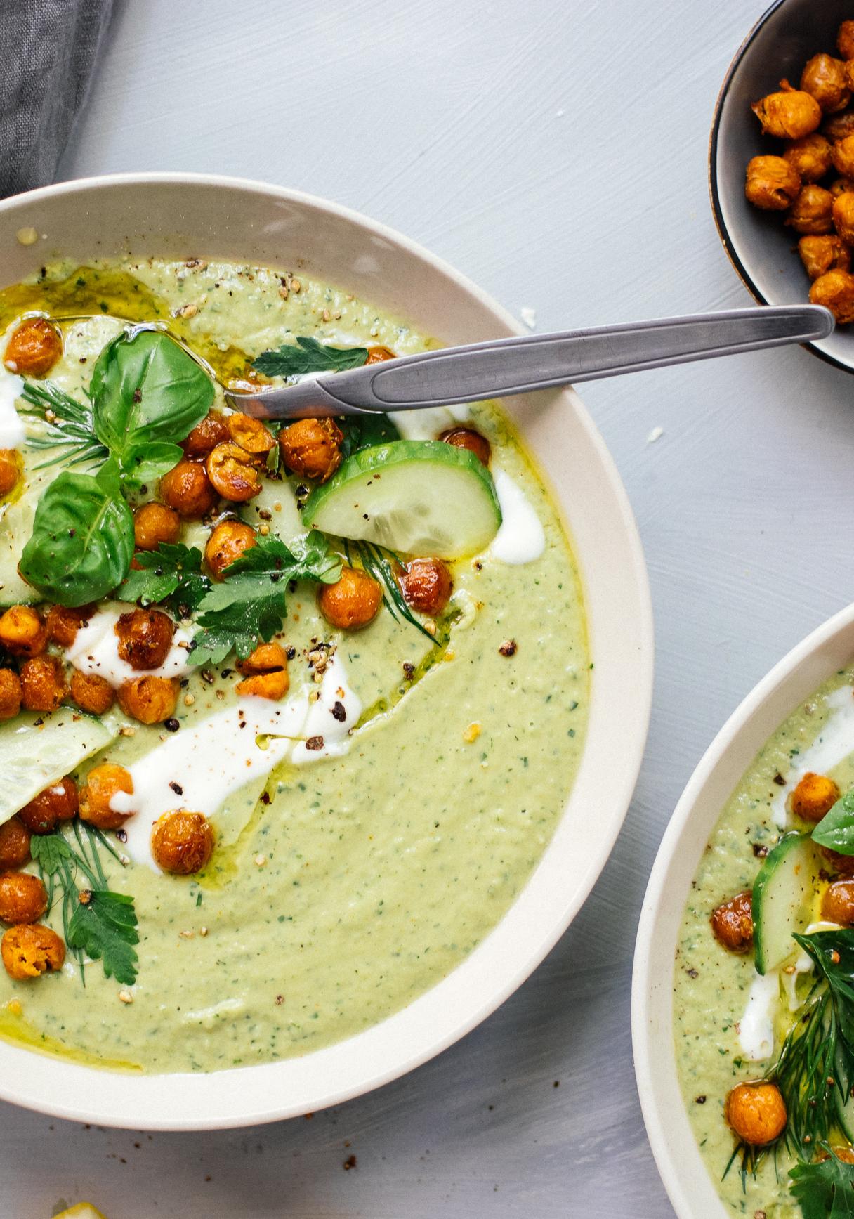 Kalte Gurken-Avocado-Suppe mit gerösteten Kichererbsen
