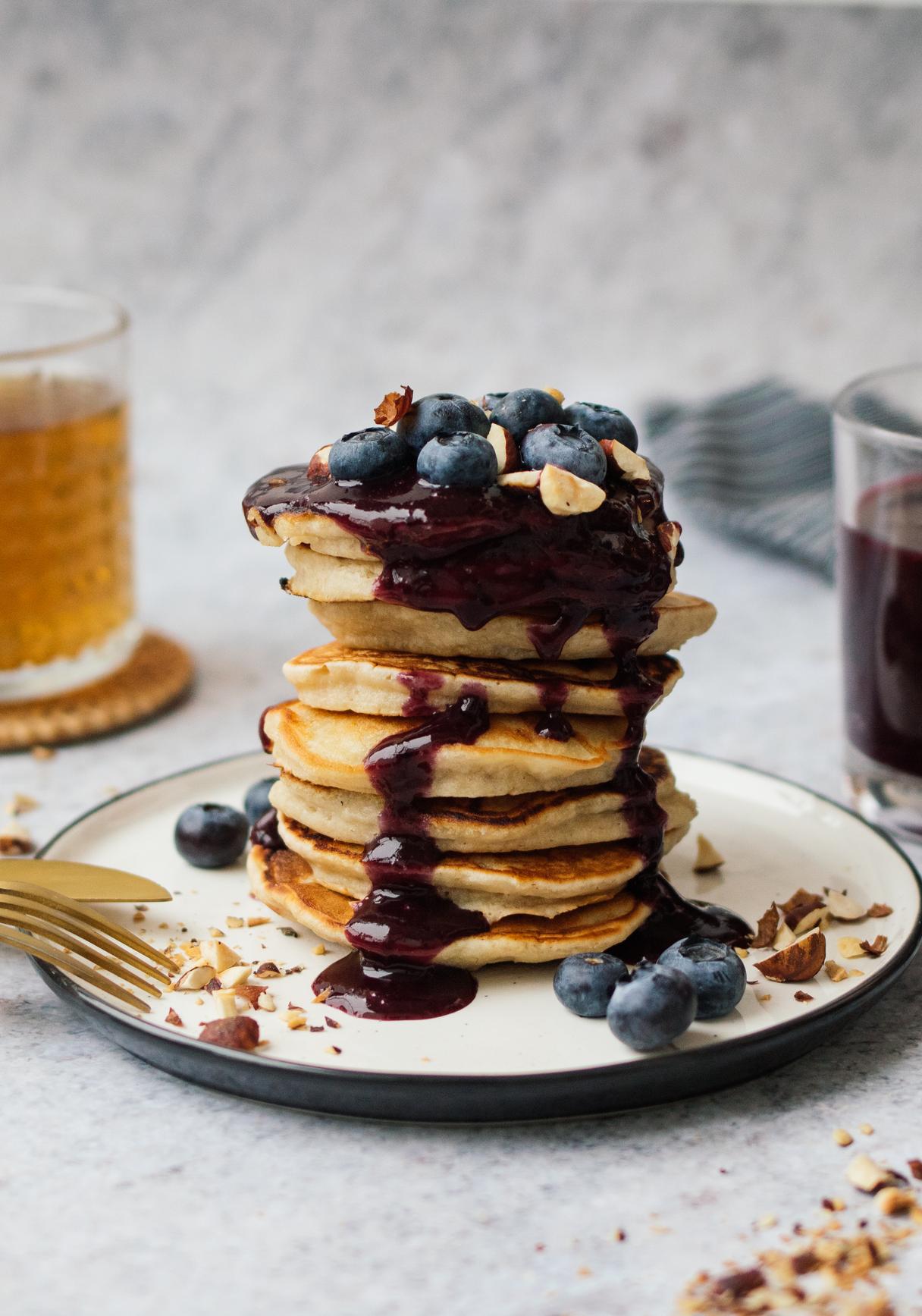 Vegane Bananen-Pancakes mit Blaubeersoße