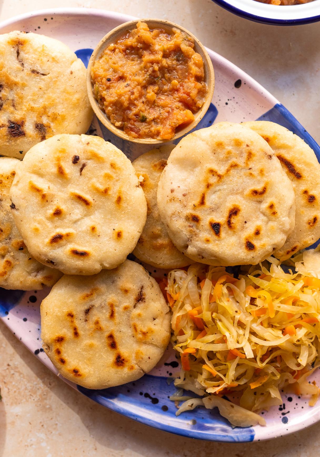Vegane Pupusas (Gefüllte Maistortillas) mit Bohnen-Käse-Füllung, Salsa Roja und Curtido