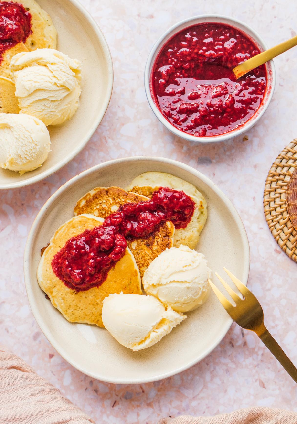 Vegane Pancakes mit Vanilleeis & heißen Beeren