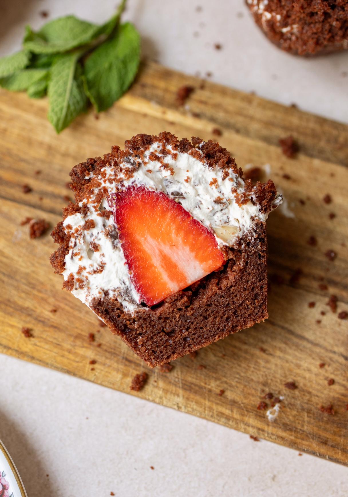 Vegane und glutenfreie Maulwurfkuchen-Muffins mit Erdbeeren