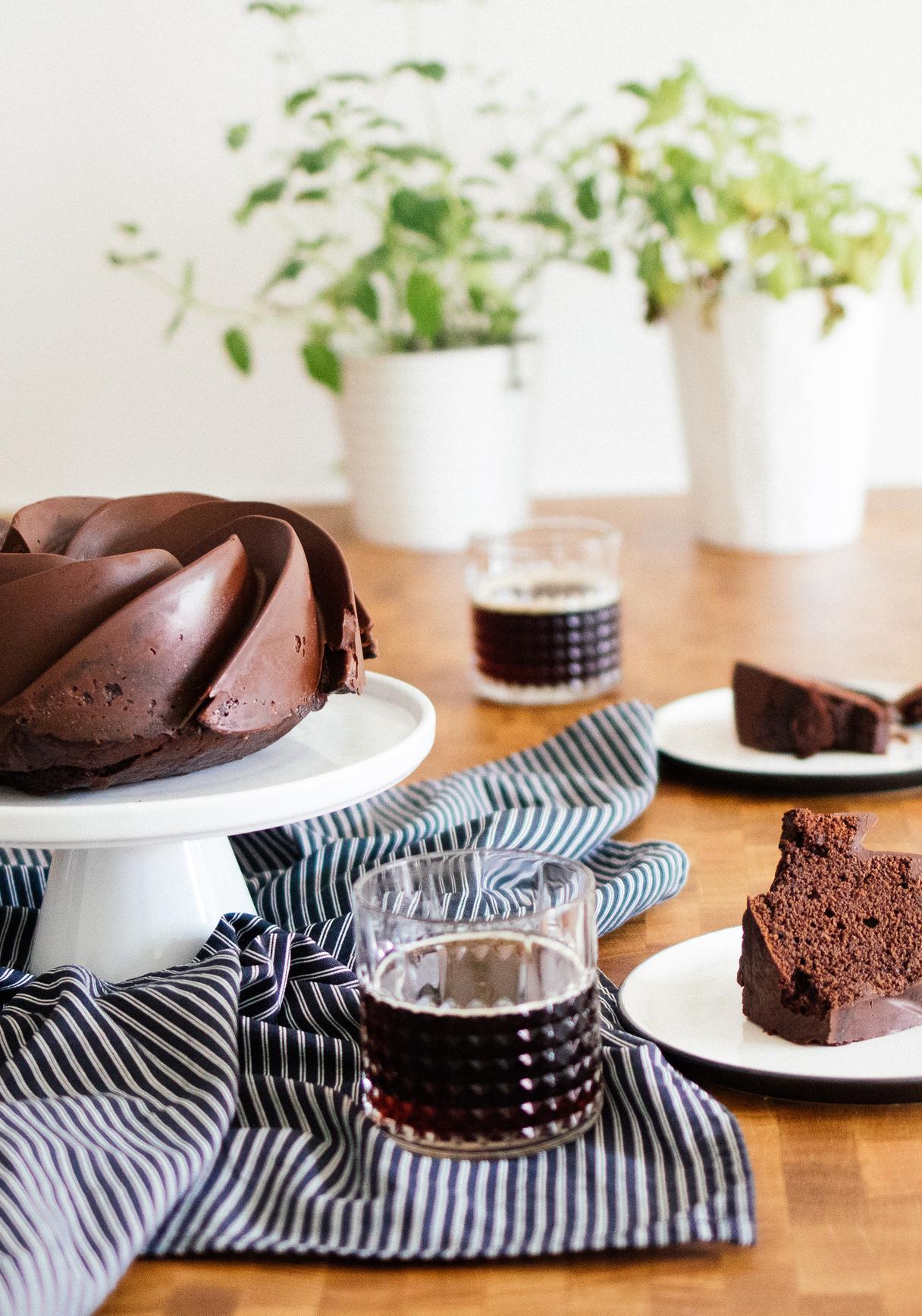 Simpler, veganer Schokoladen-Gugelhupf mit Kola