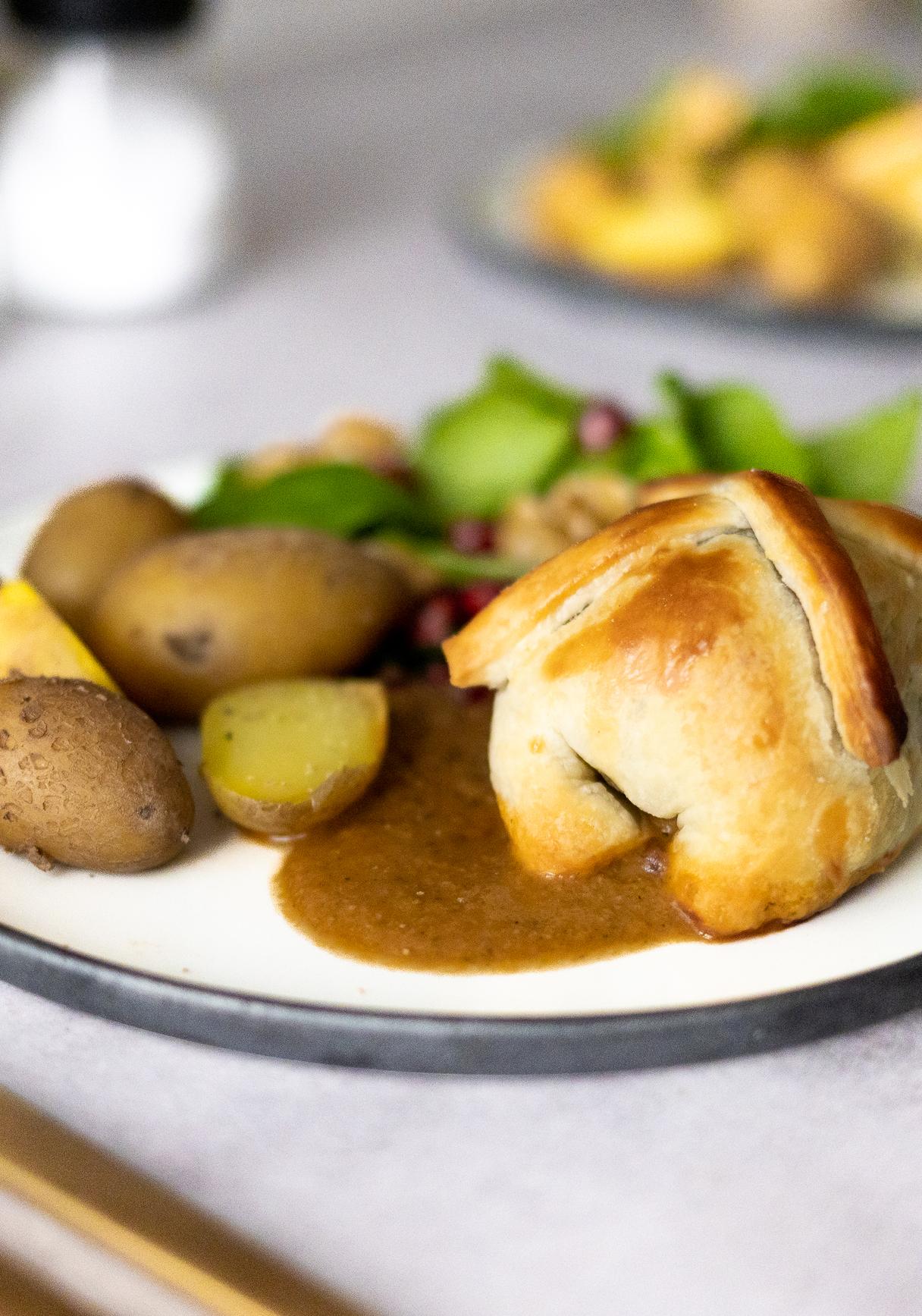 Mini Beet Wellington mit veganer Bratensoße