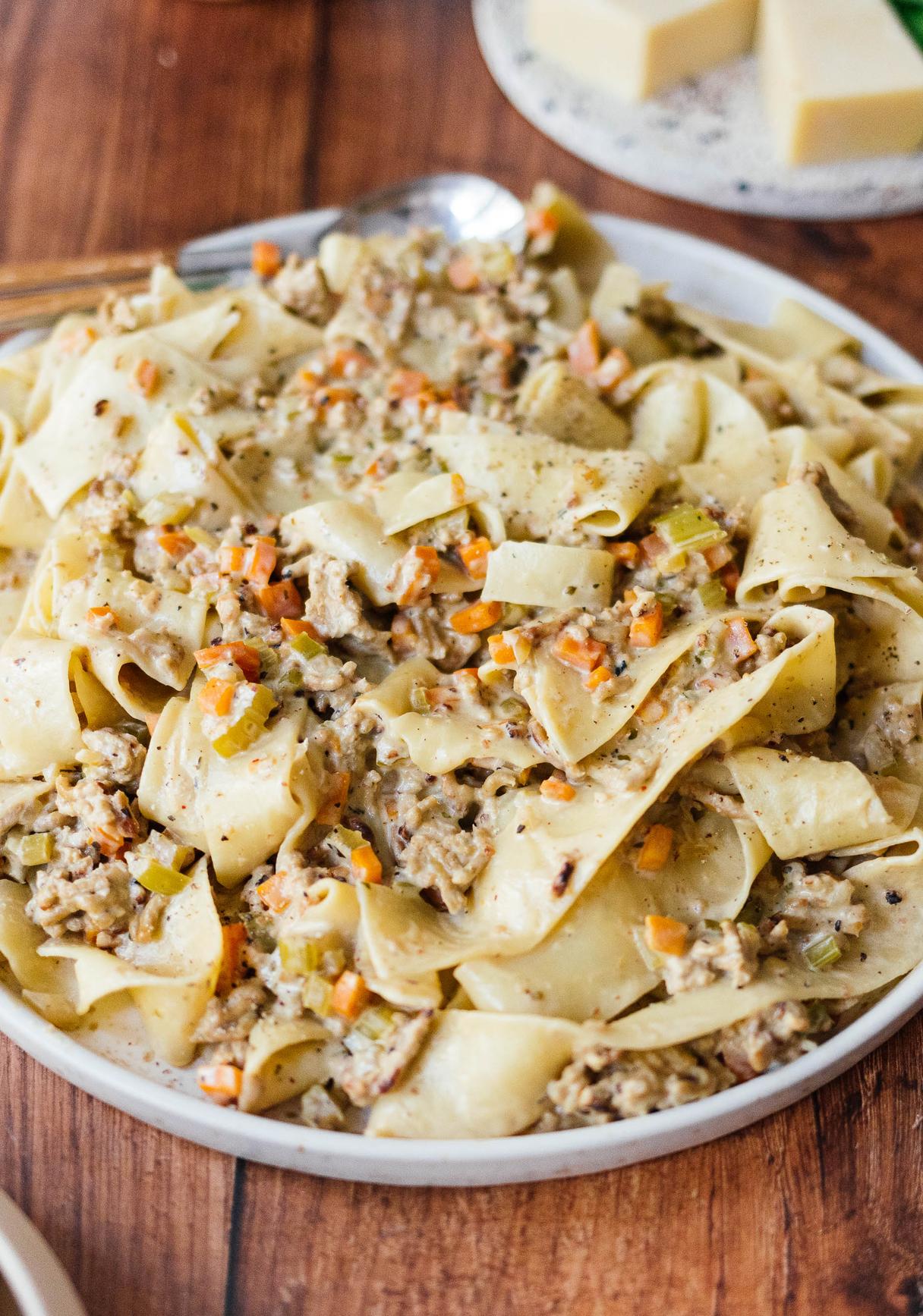 Pasta mit veganer weißer „Bolognese”