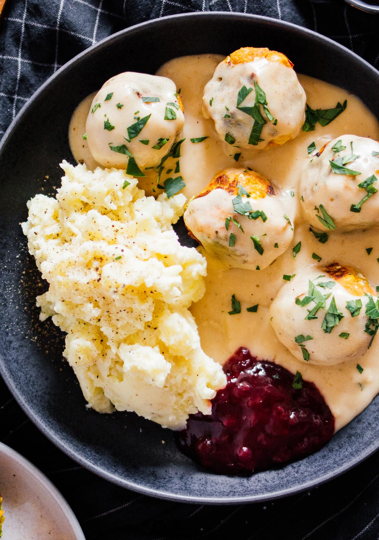 Vegan Köttbullar (swedish meatballs) with cream sauce