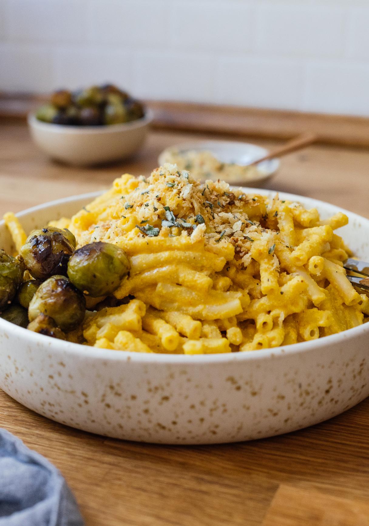 Vegane Kürbis-Mac'n'Cheese mit gebackenem Rosenkohl