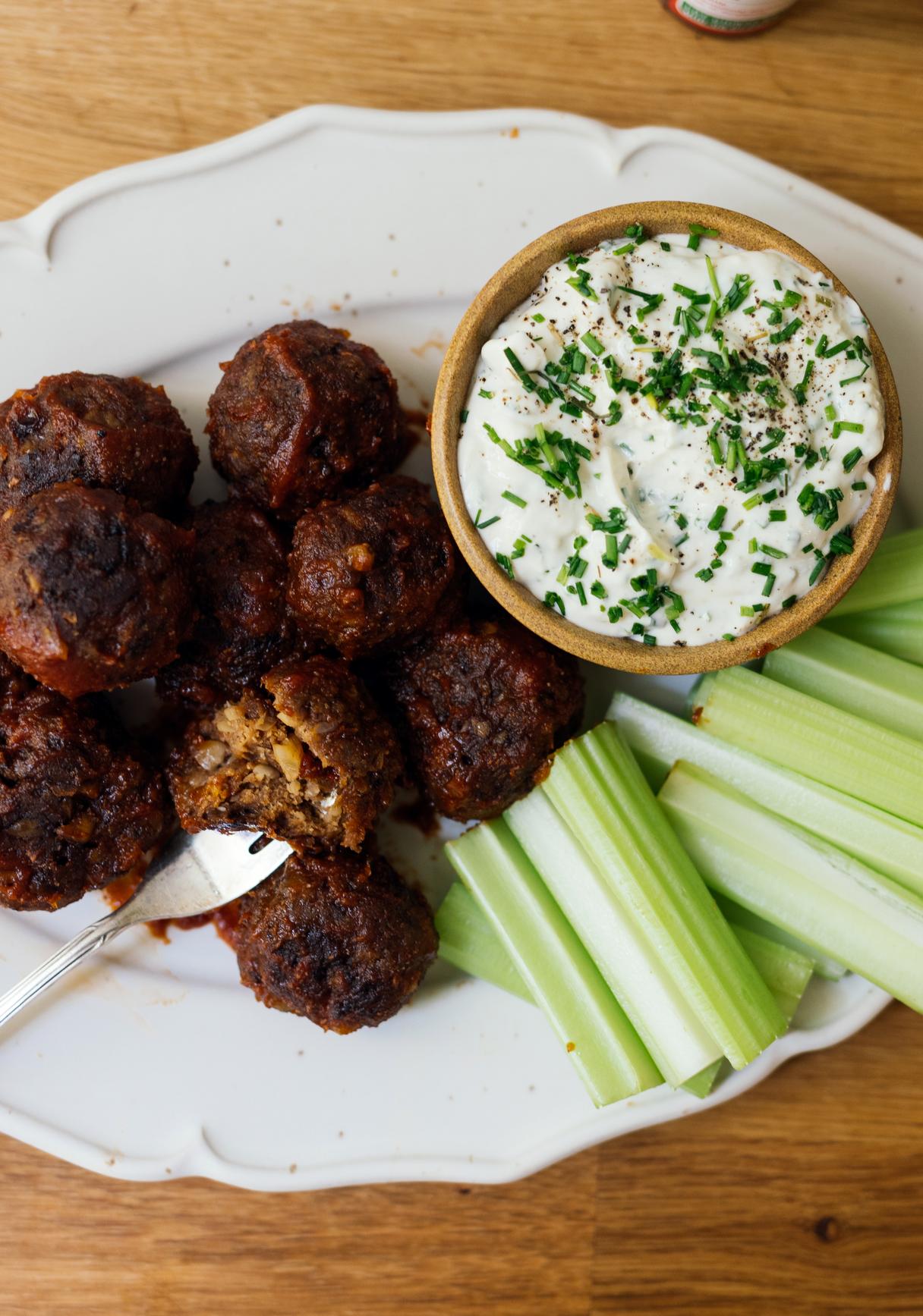 Vegane Buffalo Meatballs mit Schnittlauch-Dip