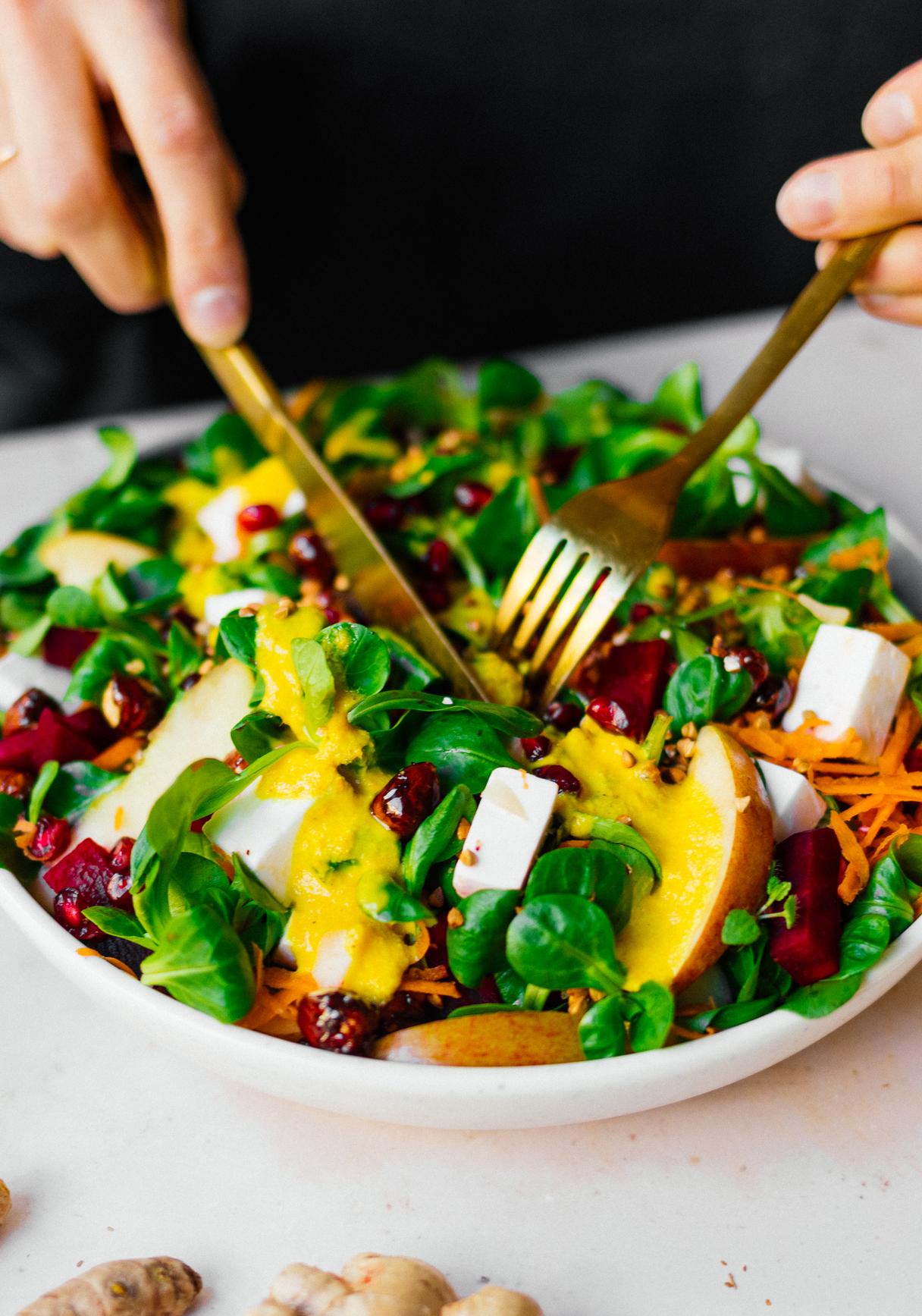 Vegane Winter Grain Bowl mit Ingwer-Kurkuma-Dressing