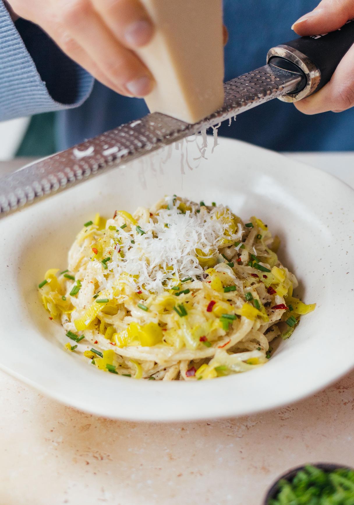 Vegane 15 Minuten Frischkäse-Pasta mit Lauch