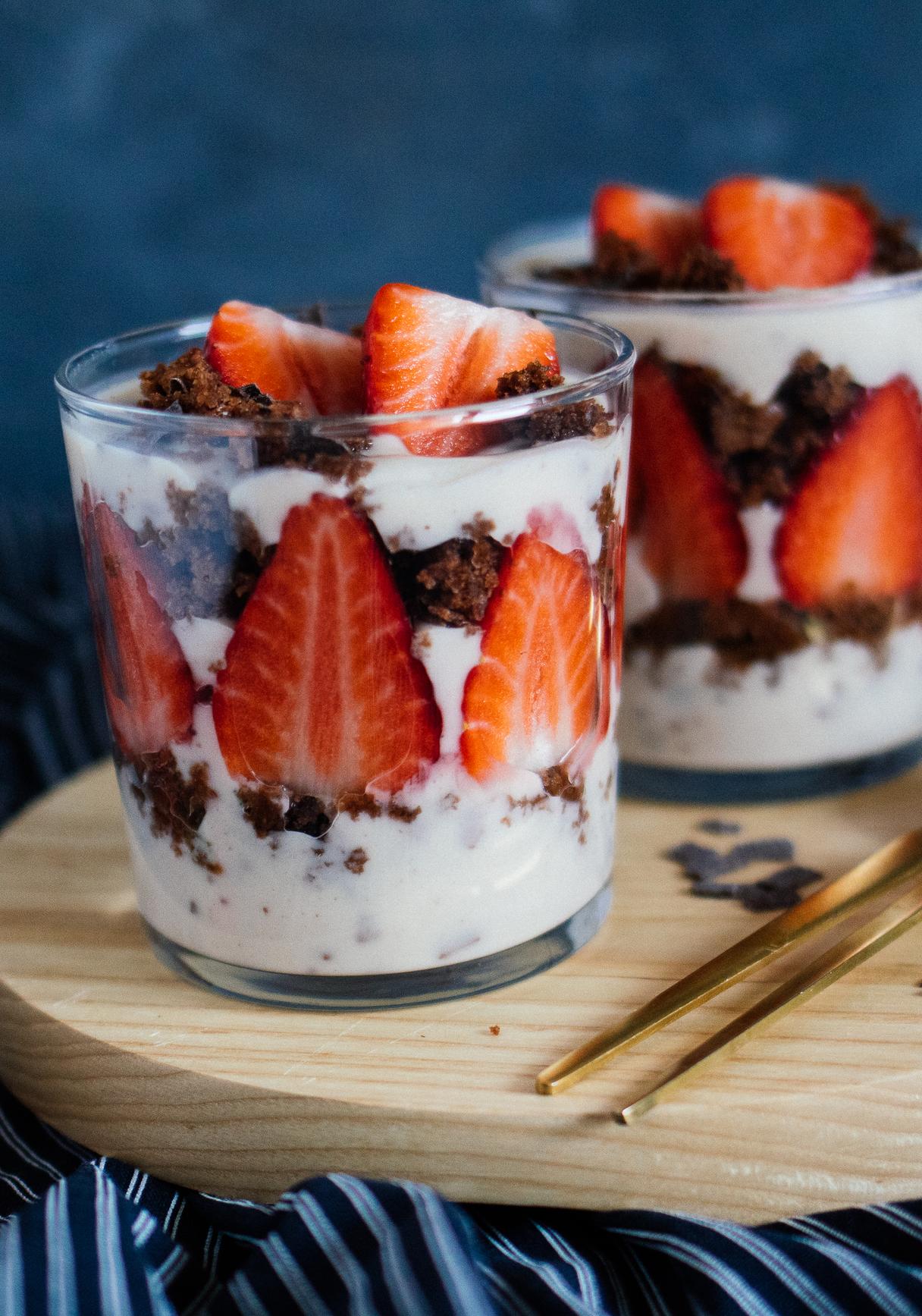 Vegane Stracciatella-Trifle mit Erdbeeren