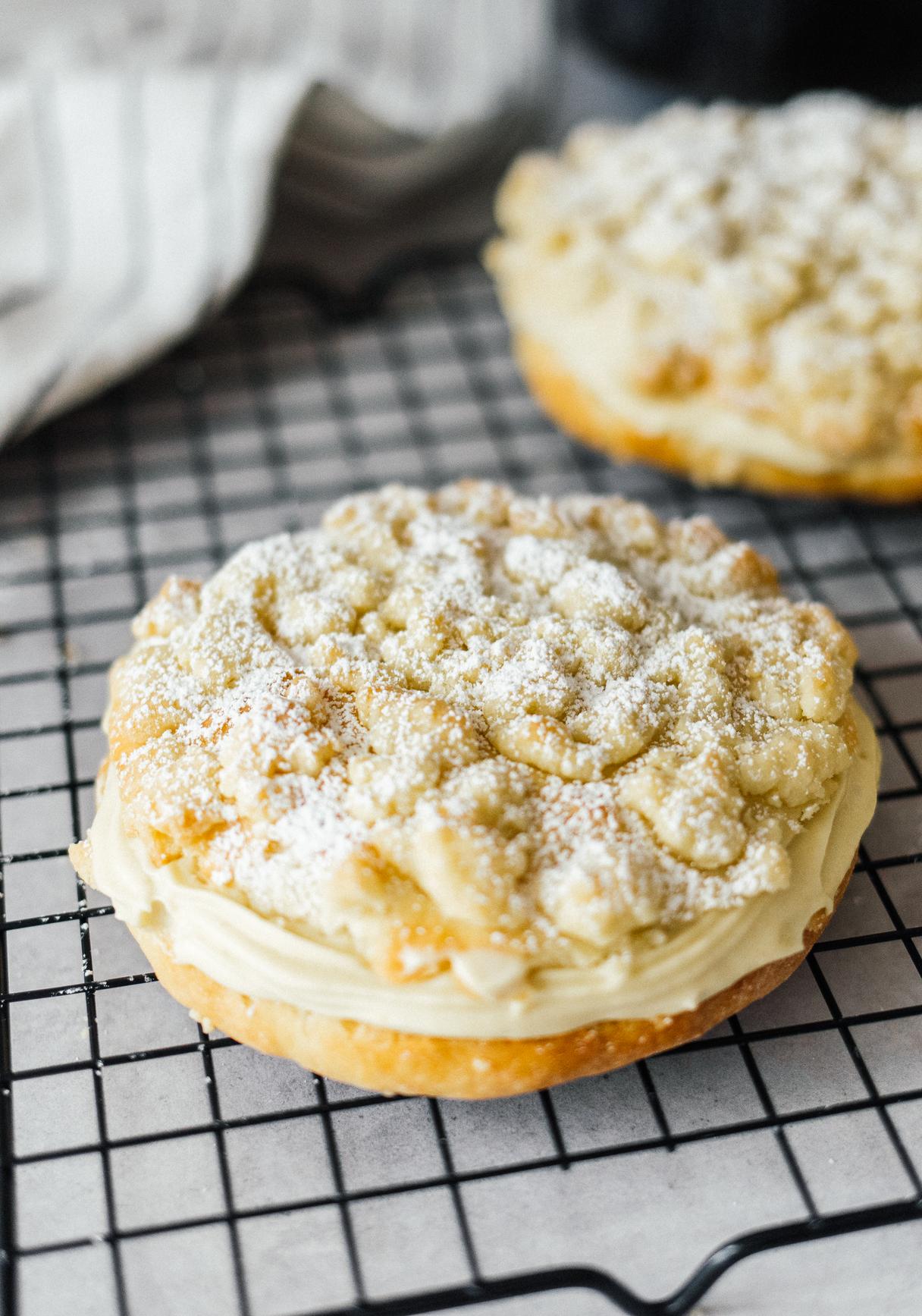 Vegane Streuseltaler mit Puddingfüllung