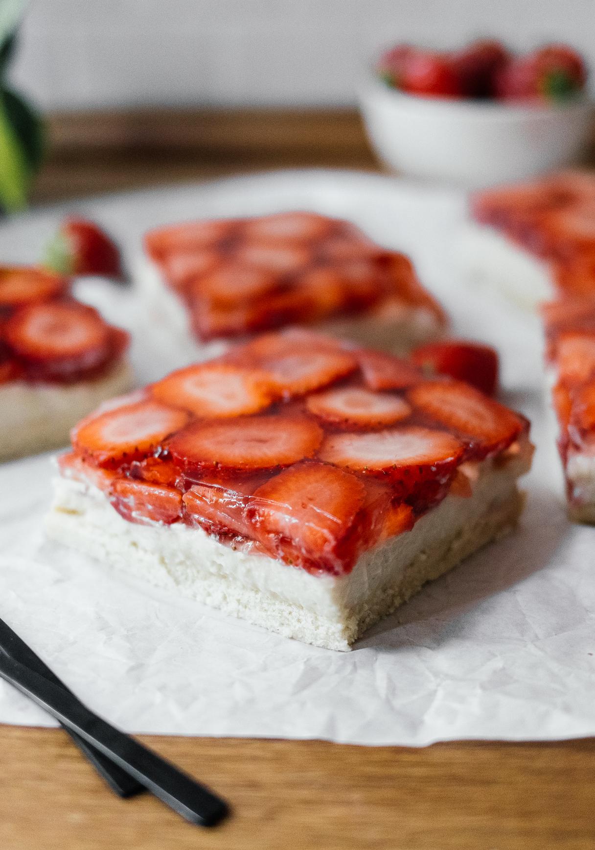 Veganer Erdbeerkuchen vom Blech mit Vanillecreme