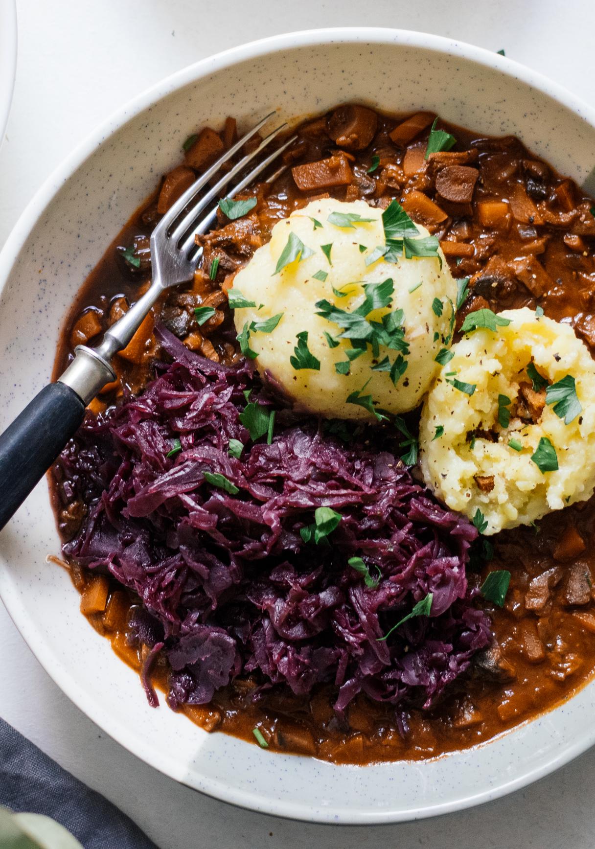 Vegane Kartoffelklöße mit Pilzgulasch und Rotkraut