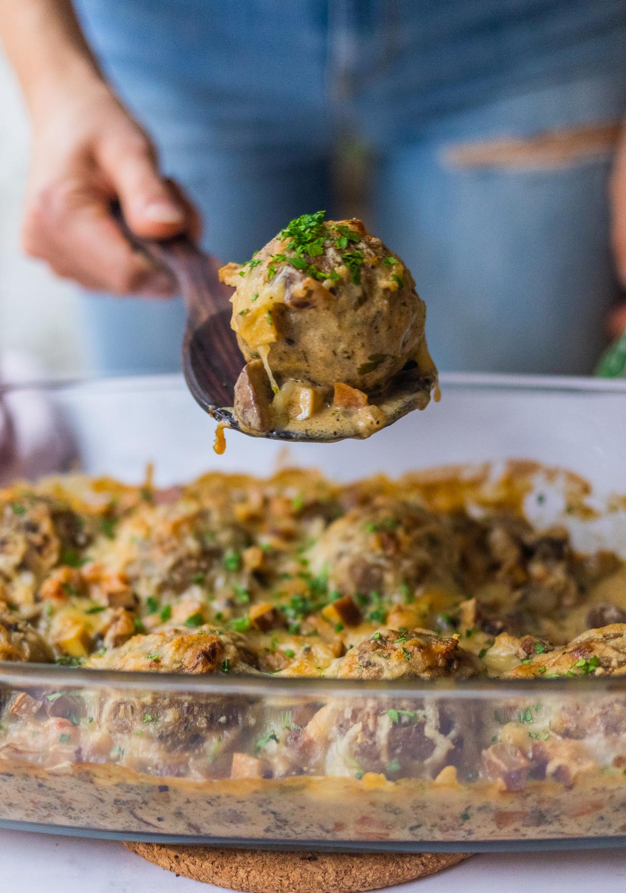 Veganer Semmelknödel-Auflauf mit Champignon-Rahm-Soße