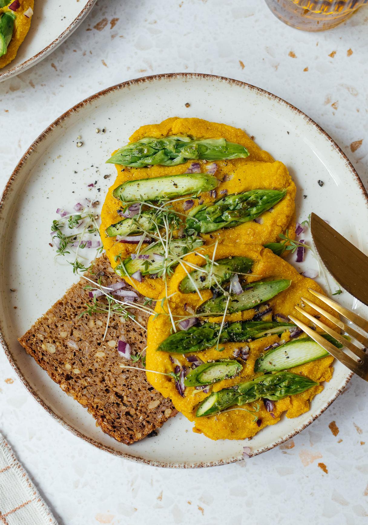 Veganes Omelett aus Seidentofu (mit grünem Spargel)