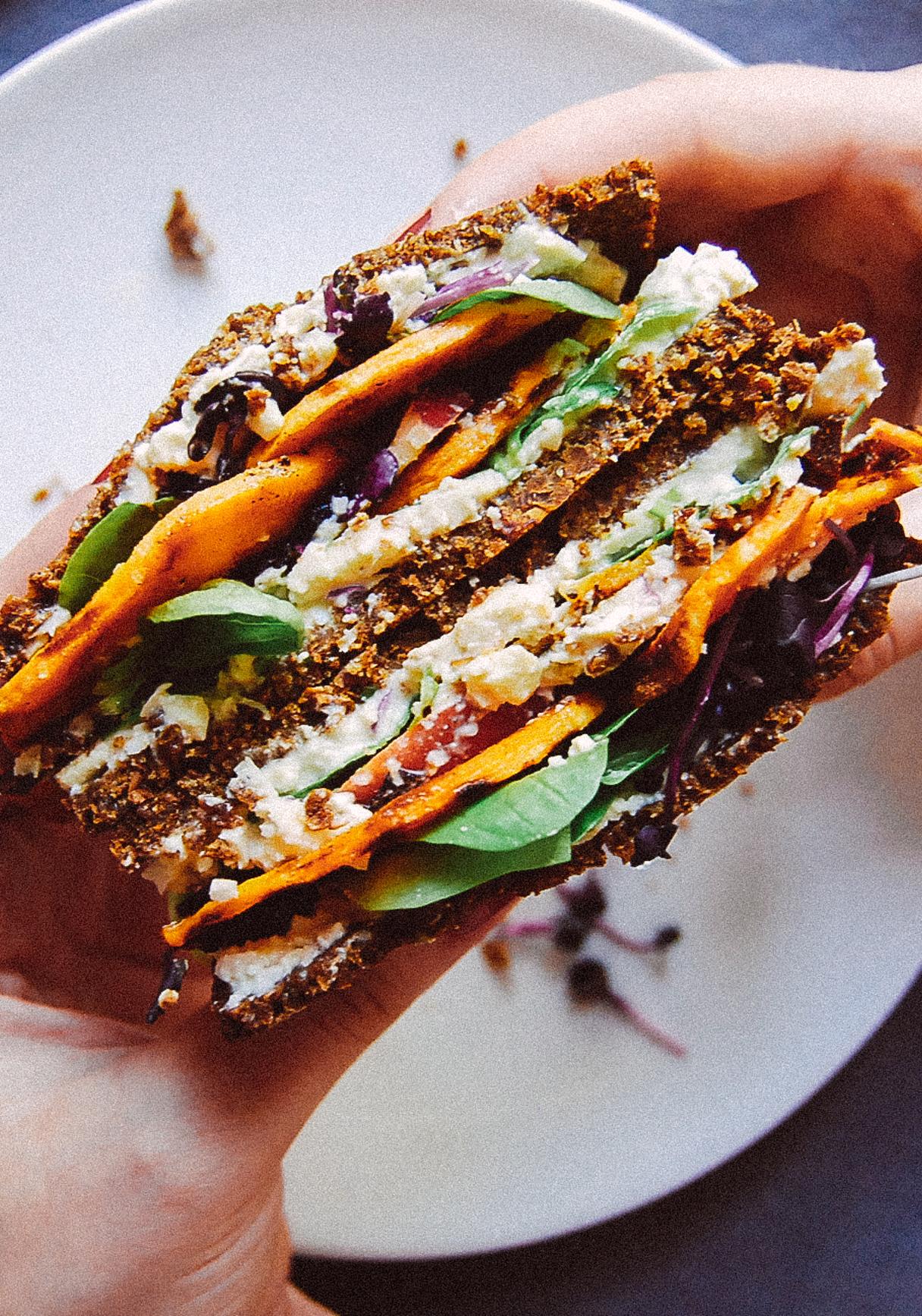 Süßkartoffelbrote mit veganem Meerettich-Cashew-Ricotta