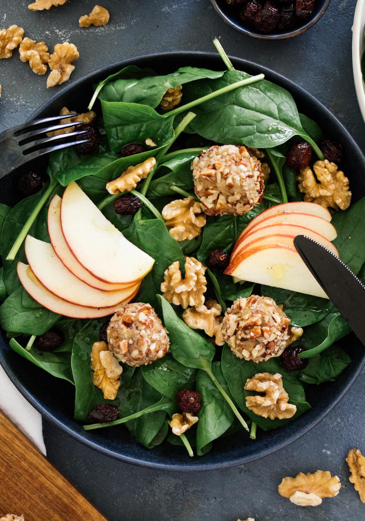 Spinatsalat mit Apfel-Senf-Vinaigrette und veganen Nuss-Käsebällchen