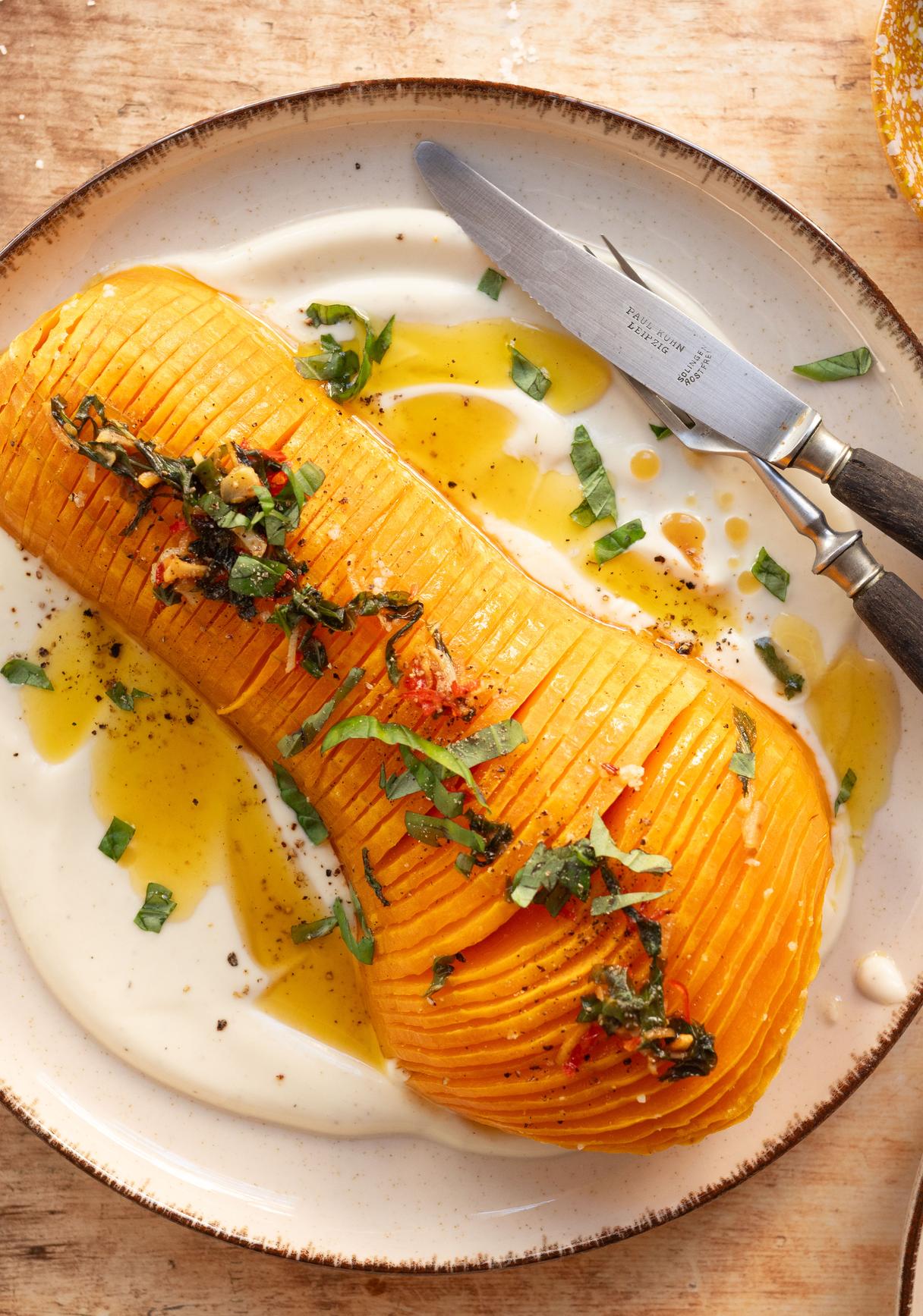Einfacher Hasselback Kürbis mit Feta-Dip & Basilikum-Butter