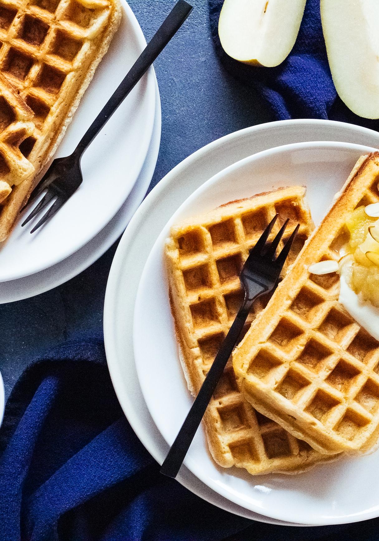 Vegane Hafer-Waffeln mit Apfel-Birnen-Kompott