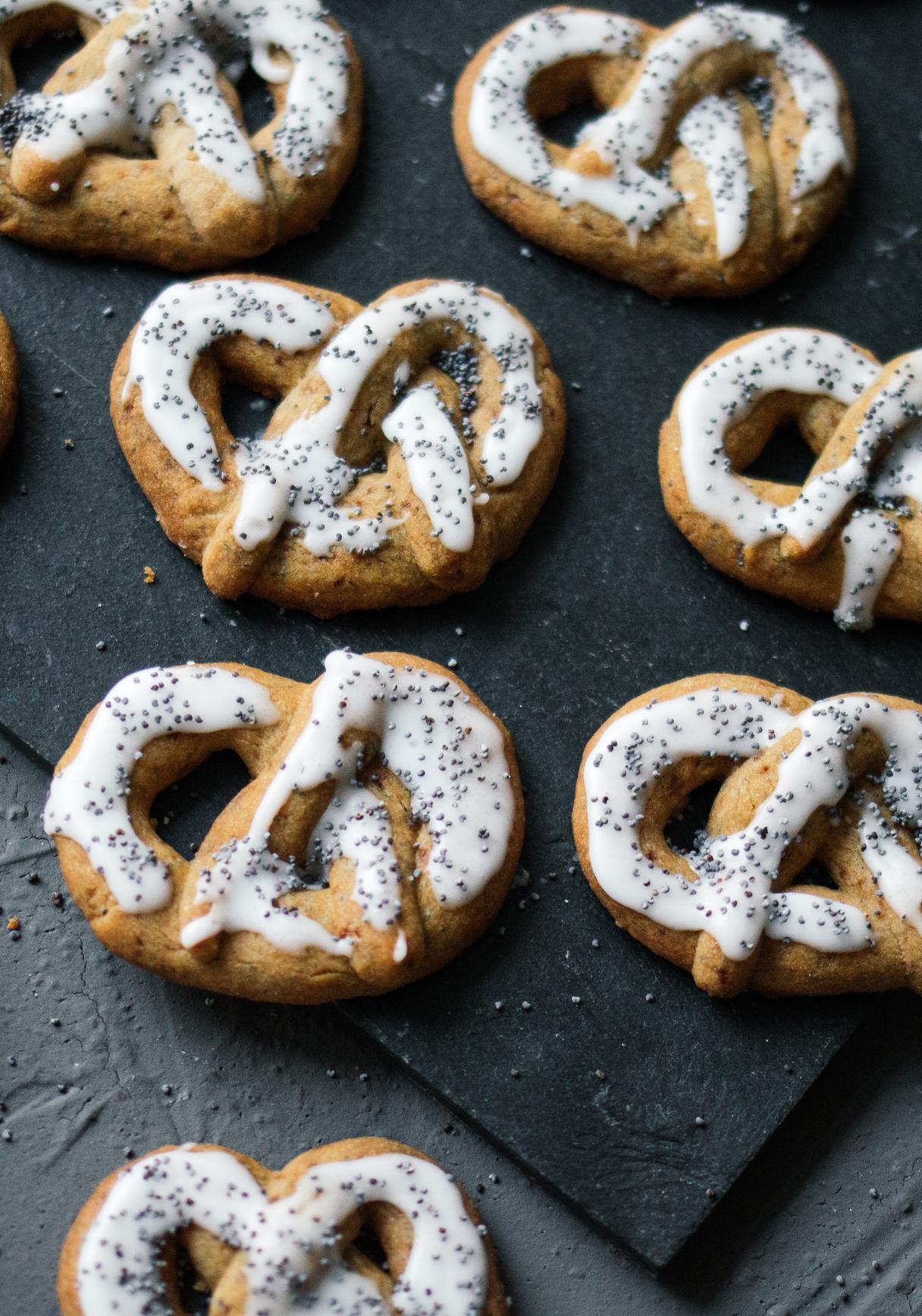 Vegane Zitronen-Brezeln mit Mohn