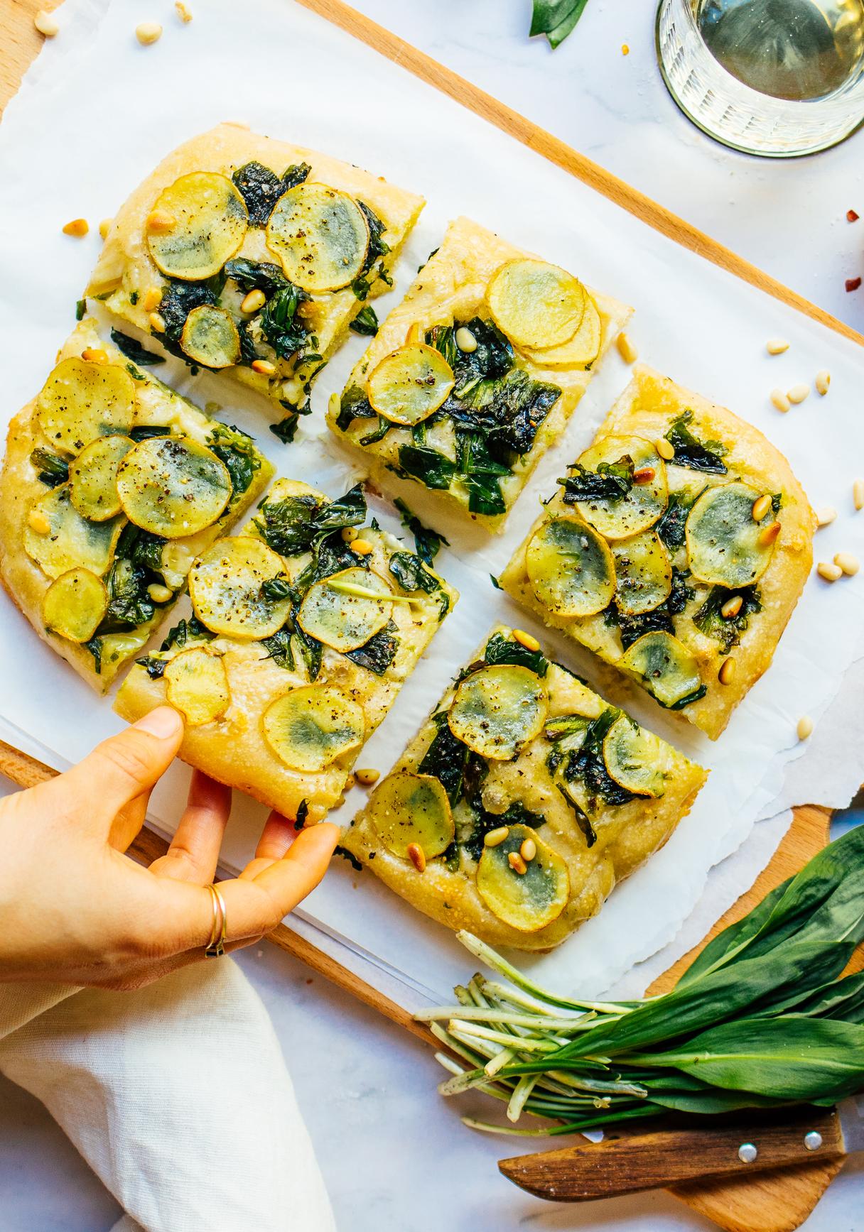 Vegane Bärlauch-Focaccia mit knusprigen Kartoffeln