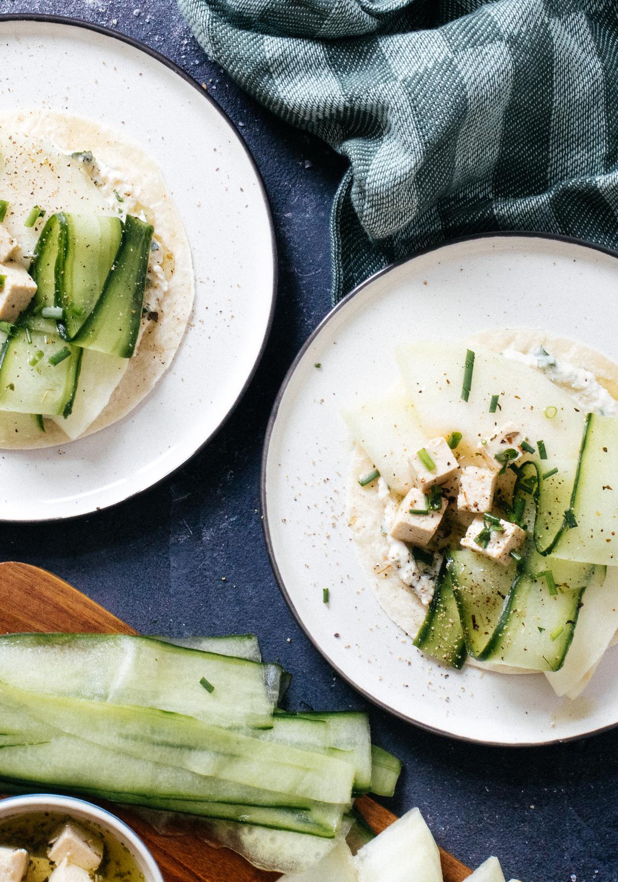 Frische Frühlingstacos mit veganem „Feta“