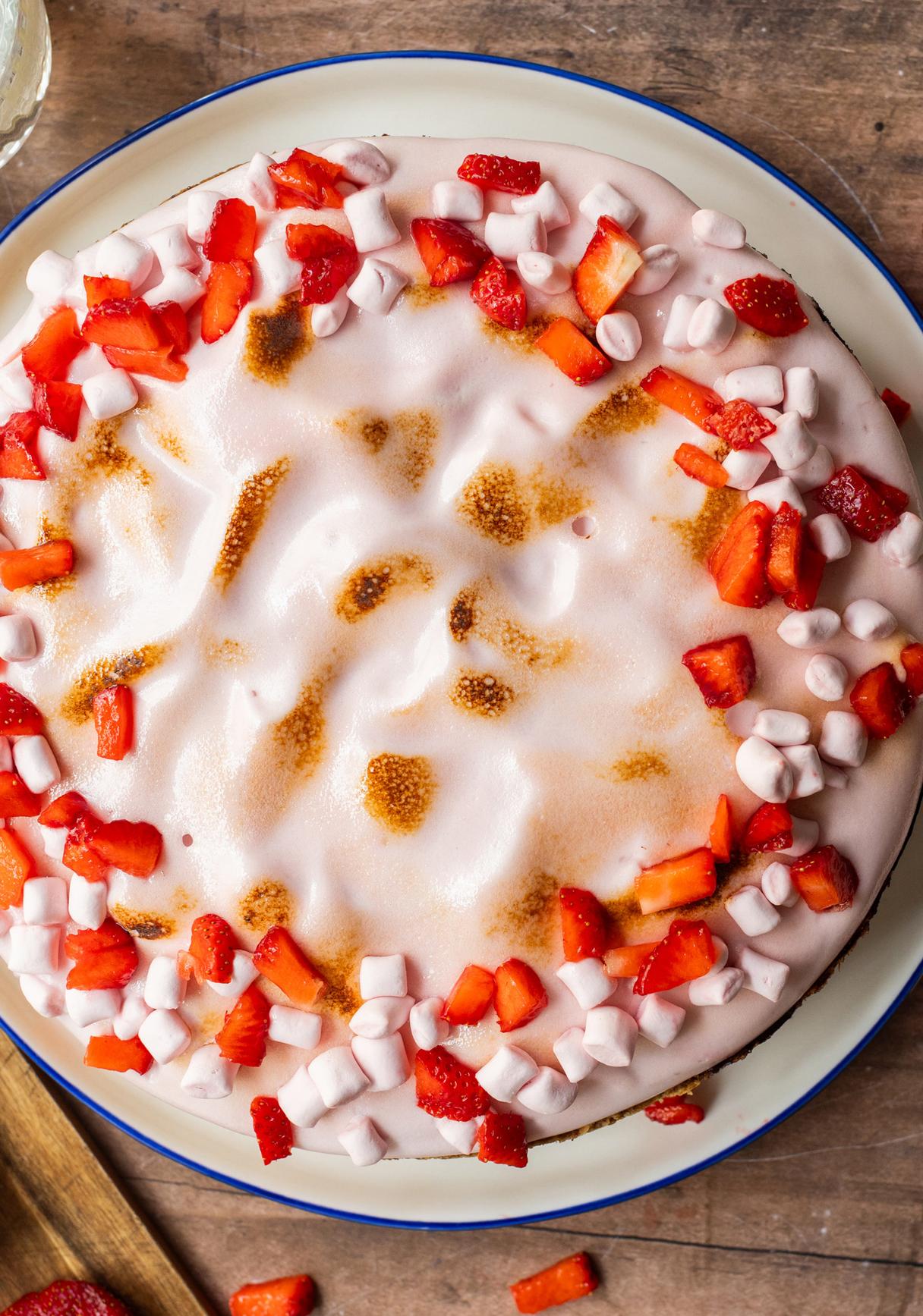 Veganer Erdbeer-Cheesecake mit Marshmallowcreme