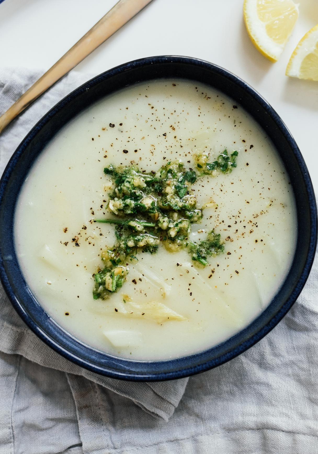 Vegane Spargelsuppe mit Haselnuss-Petersilien-Topping