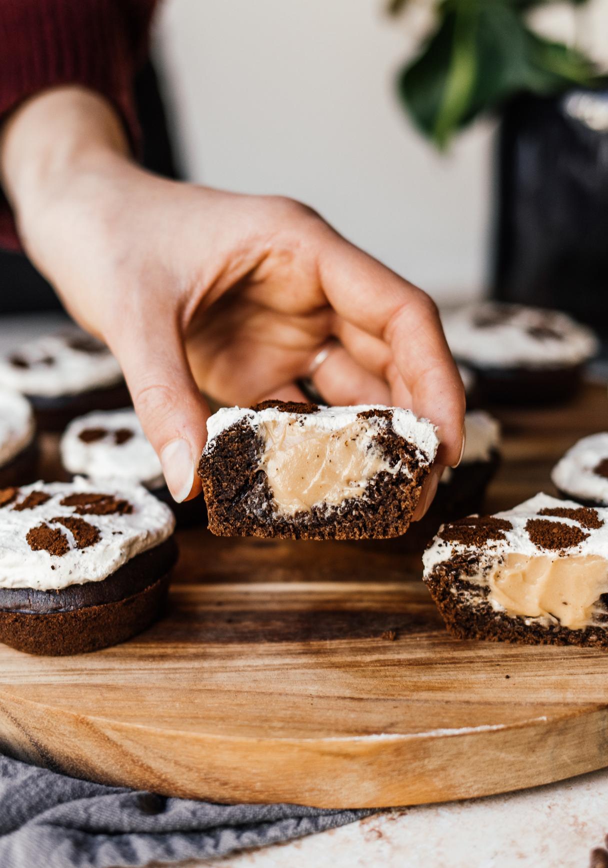 Vegane Kaffee-Muffins mit Salted-Caramel-Kern