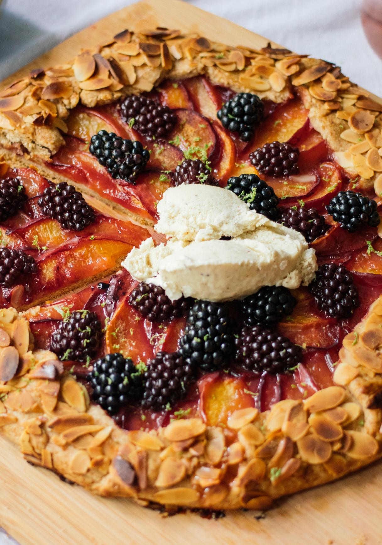 Vegane Galette mit Nektarinen, Pflaumen und Brombeeren