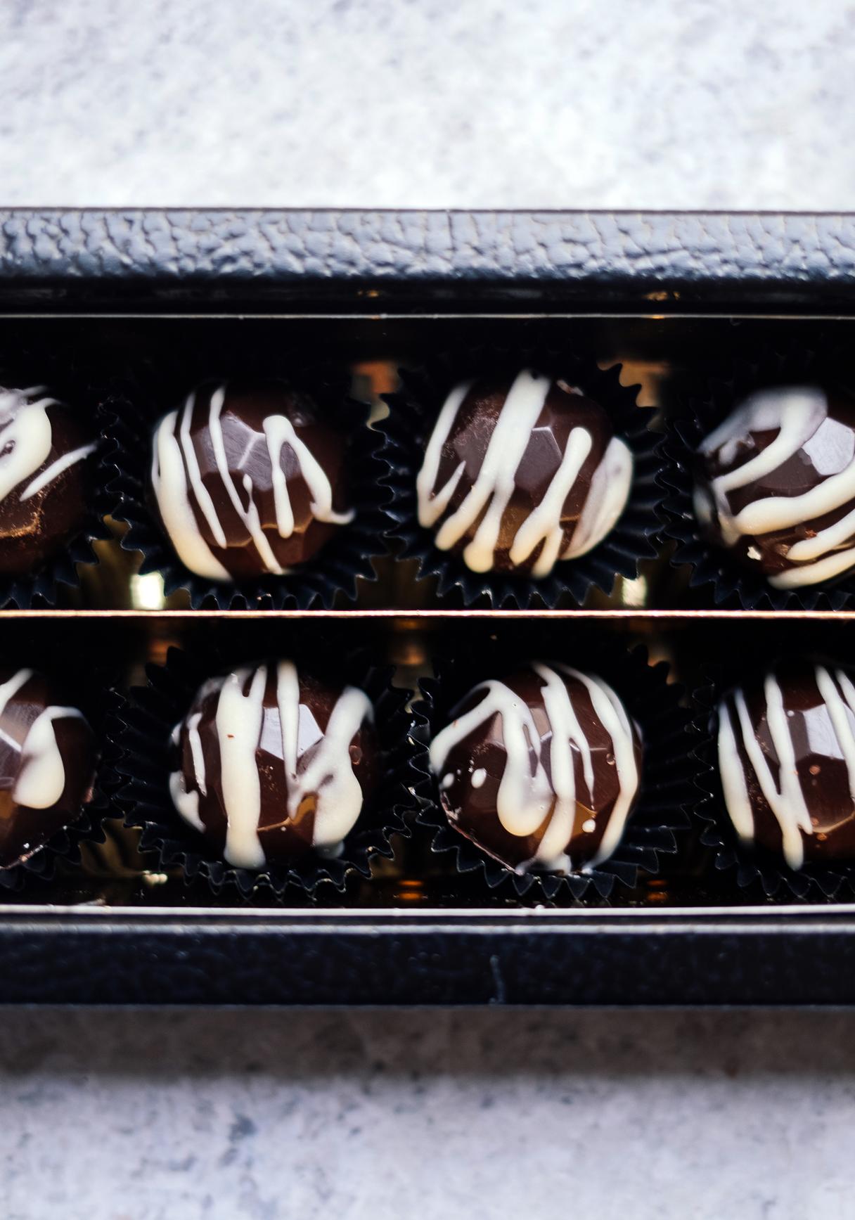 Vegane Pralinen gefüllt mit Mandelcreme und Marmelade