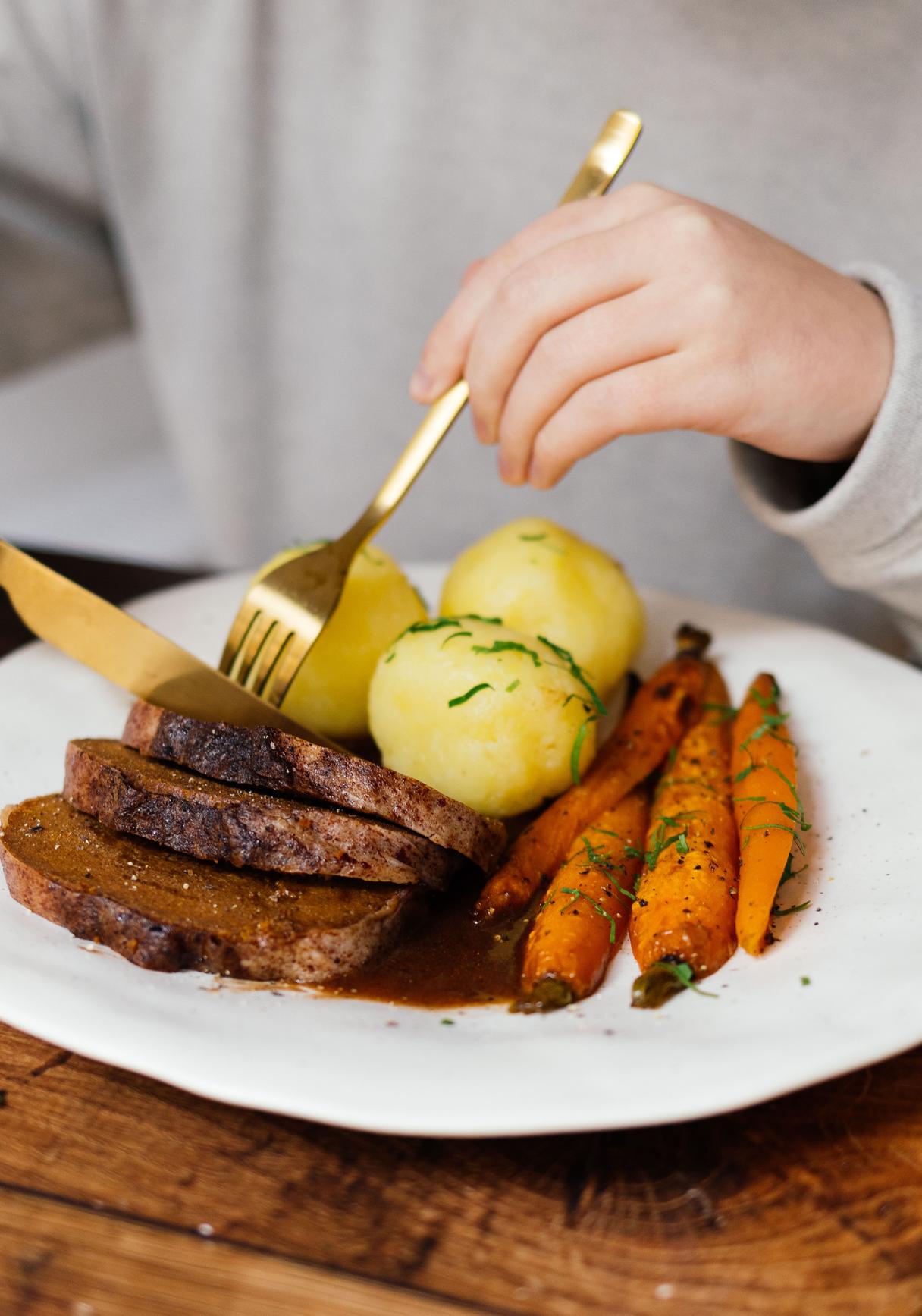 Veganer Seitanbraten mit Bratensoße und weihnachtlichen Beilagen