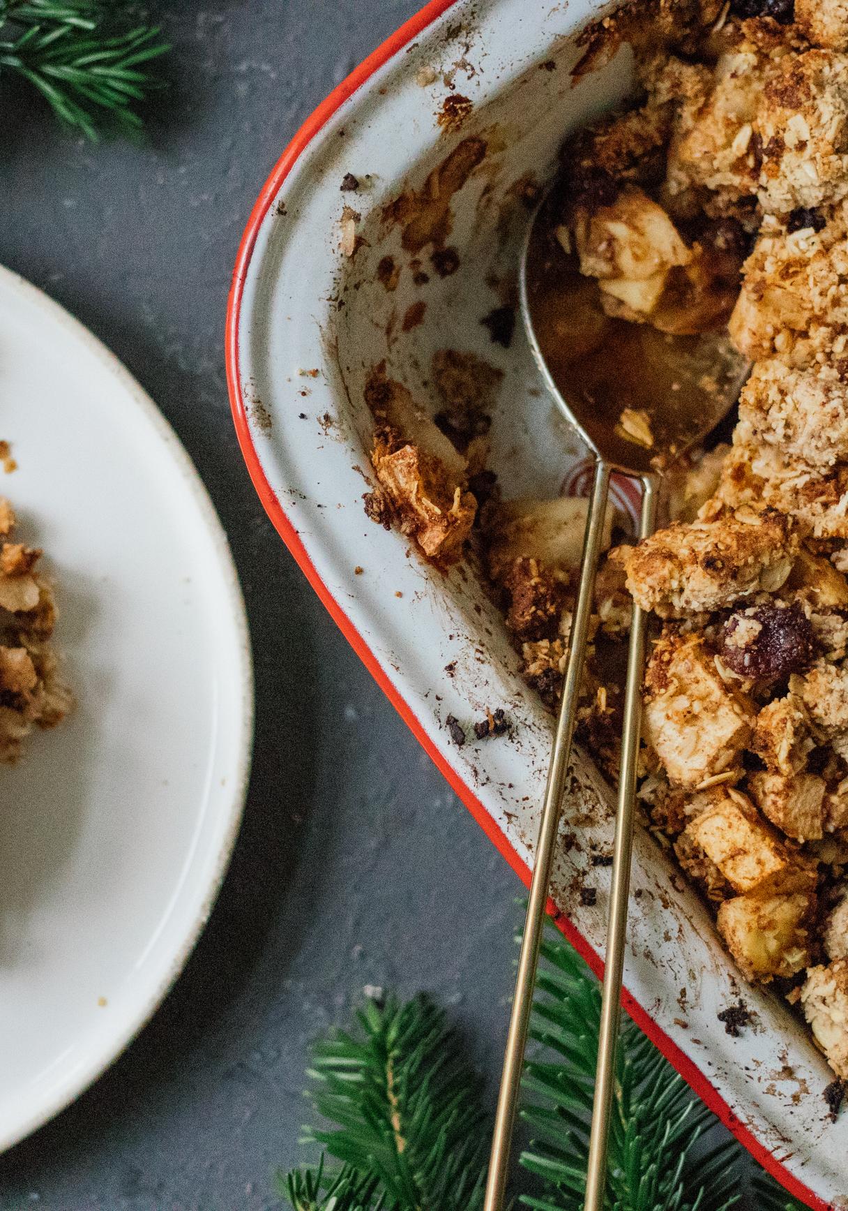 Veganer Bratapfel-Crumble mit Marzipanstreuseln